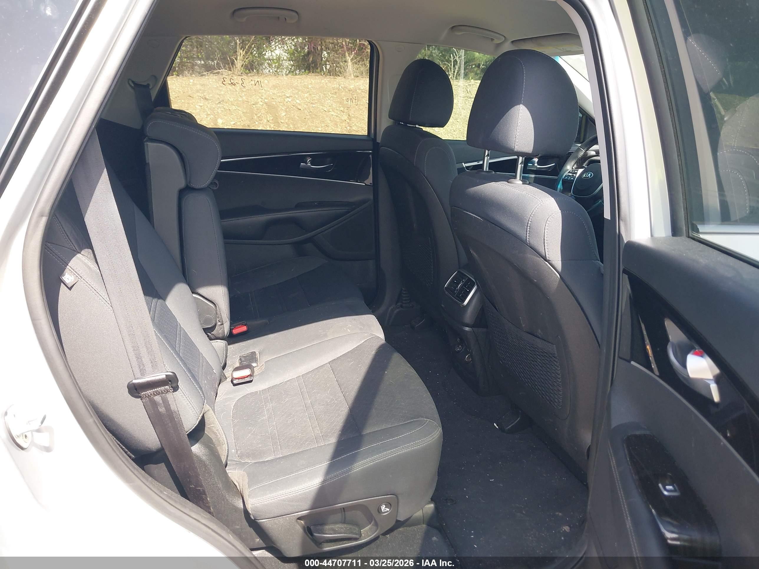 KIA SORENTO image 8