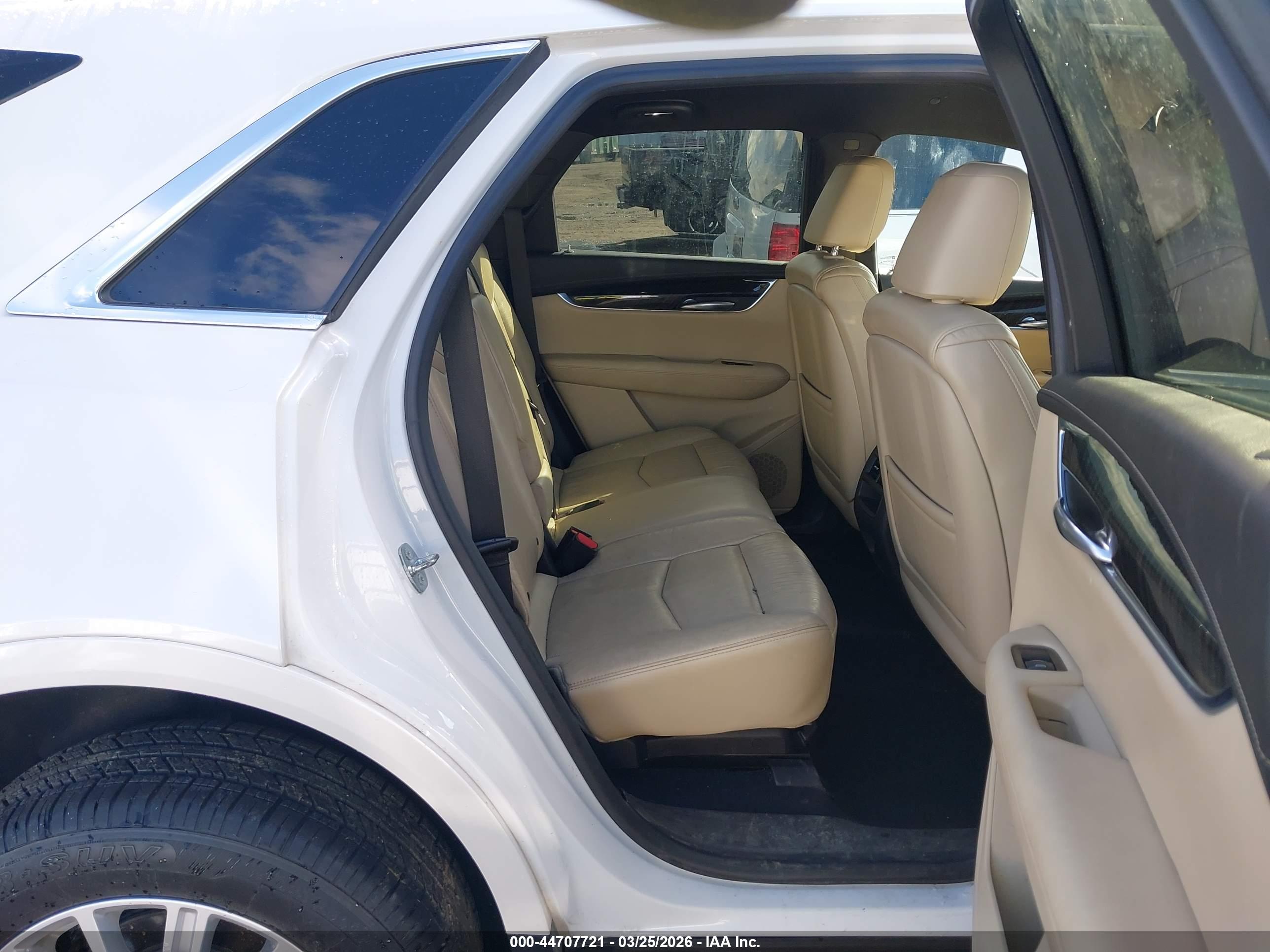 CADILLAC XT5 image 8