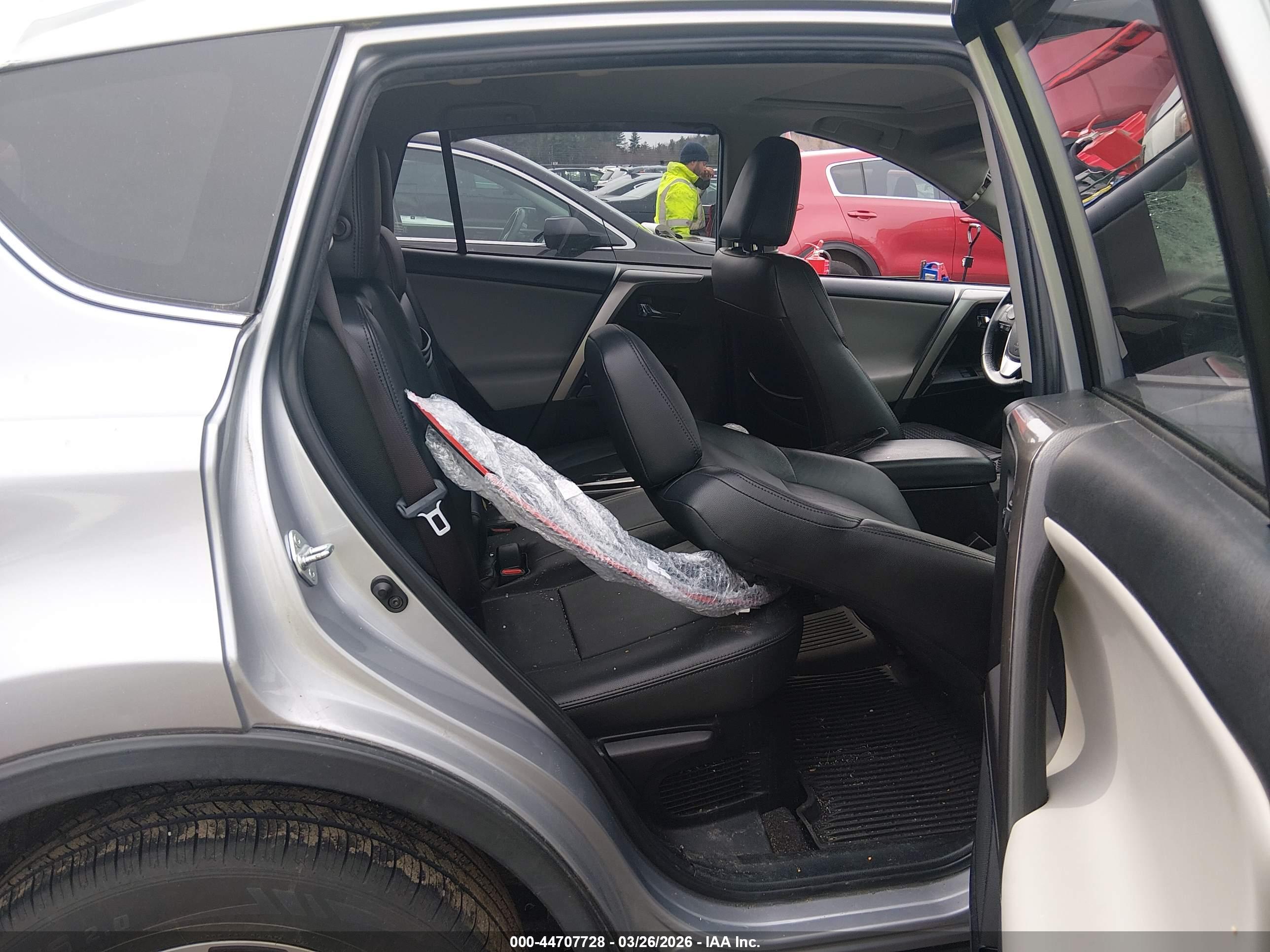 TOYOTA RAV4 image 8