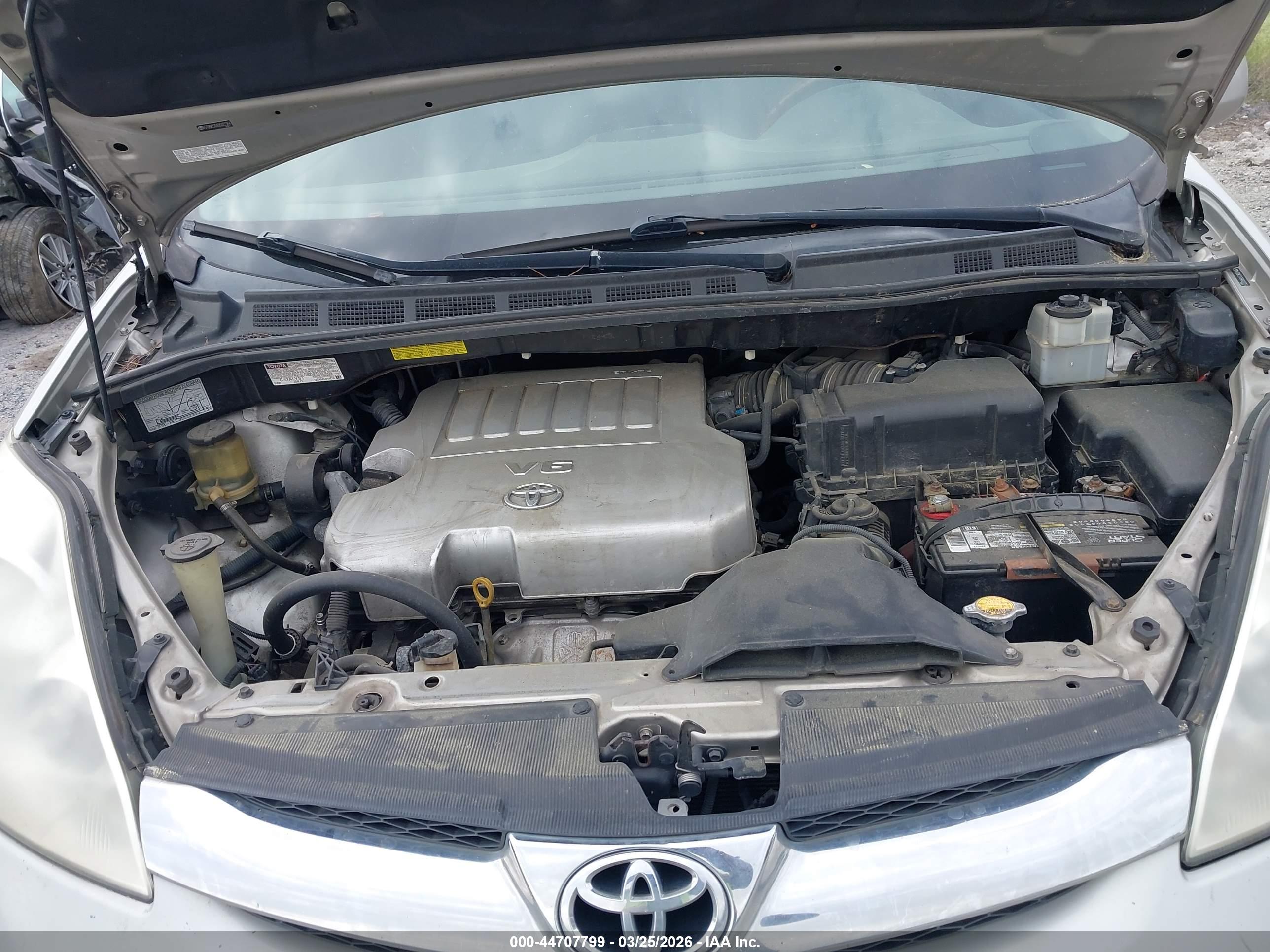 TOYOTA SIENNA image 10