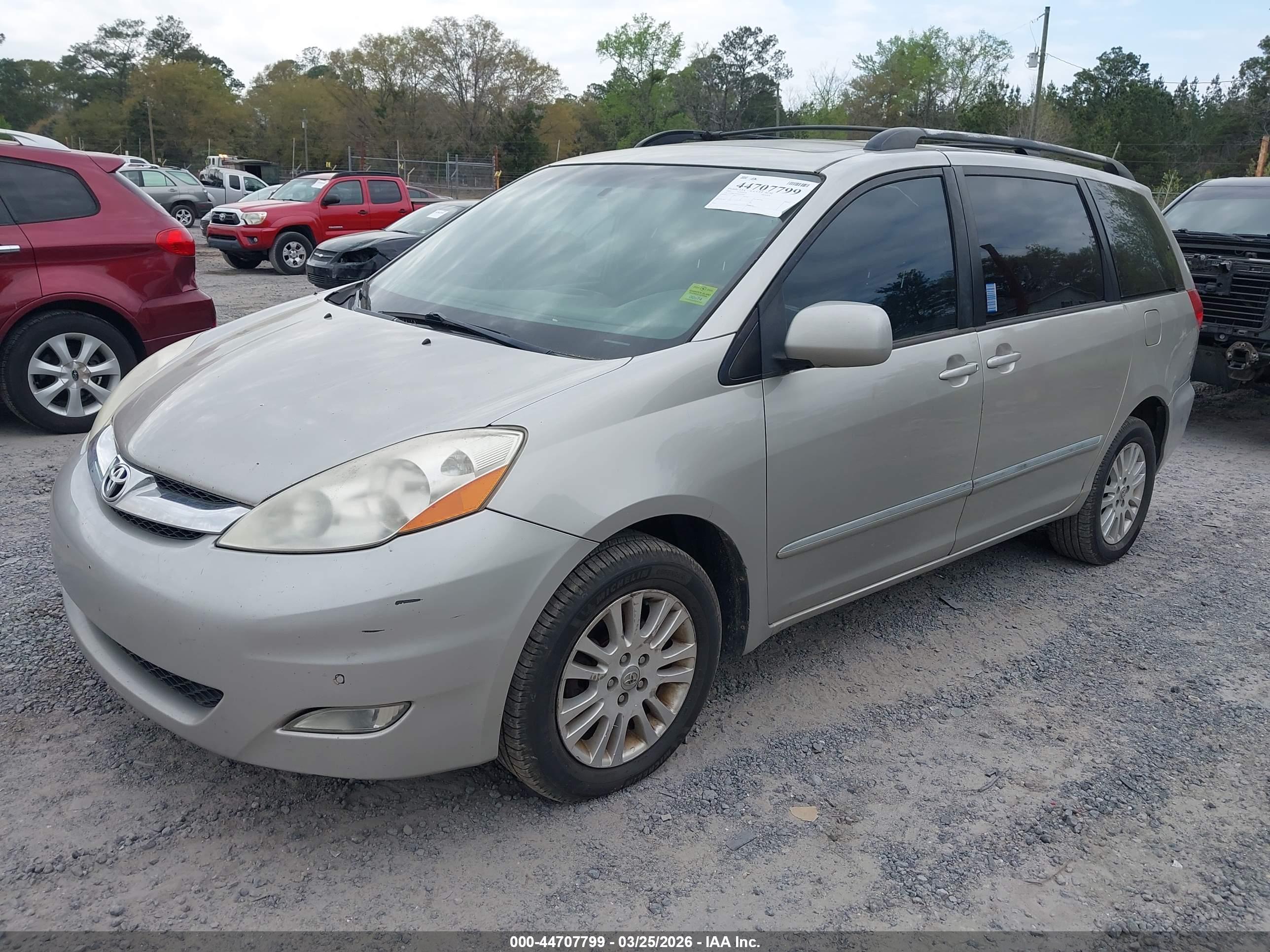 TOYOTA SIENNA image 2