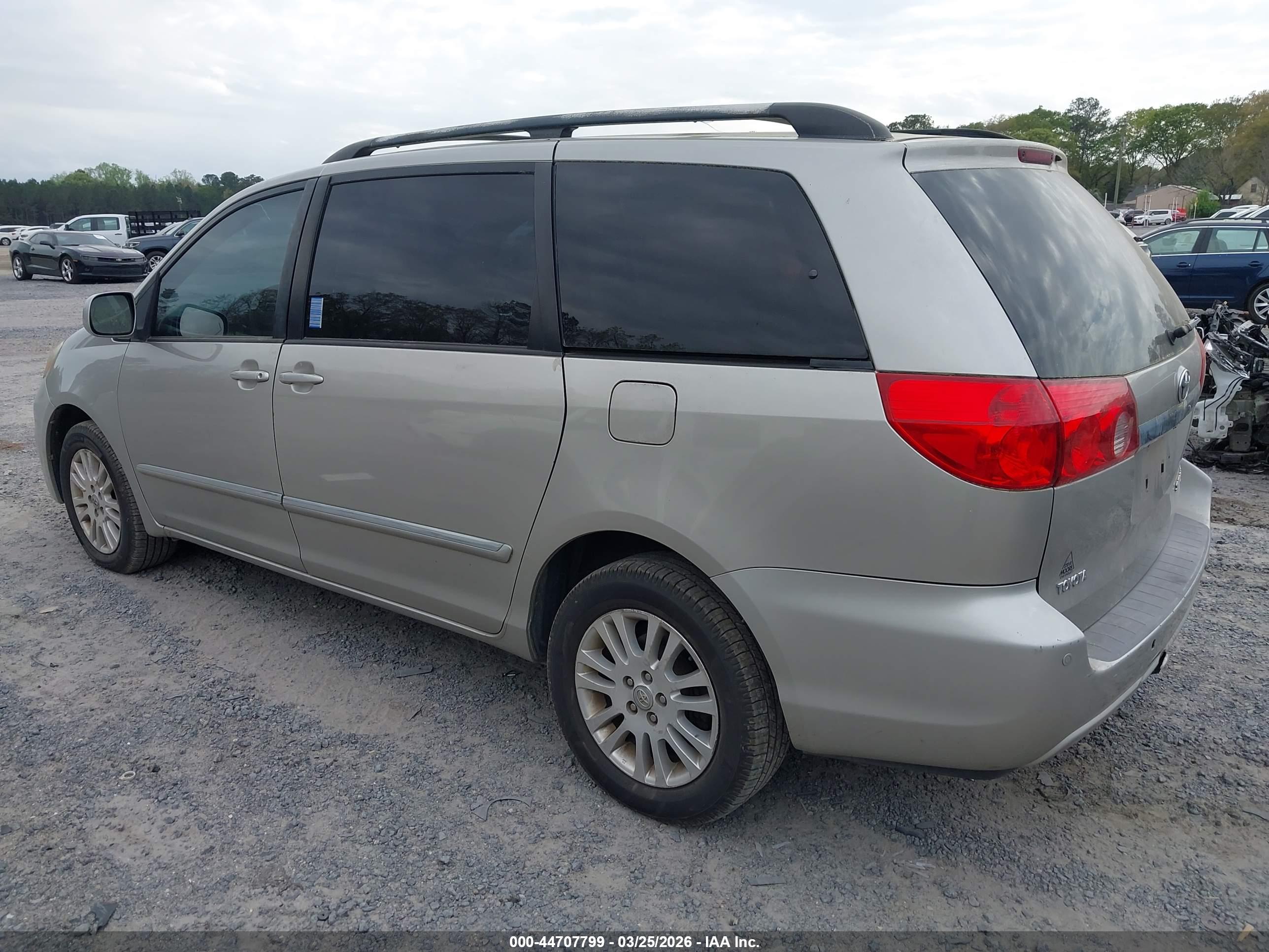 TOYOTA SIENNA image 3