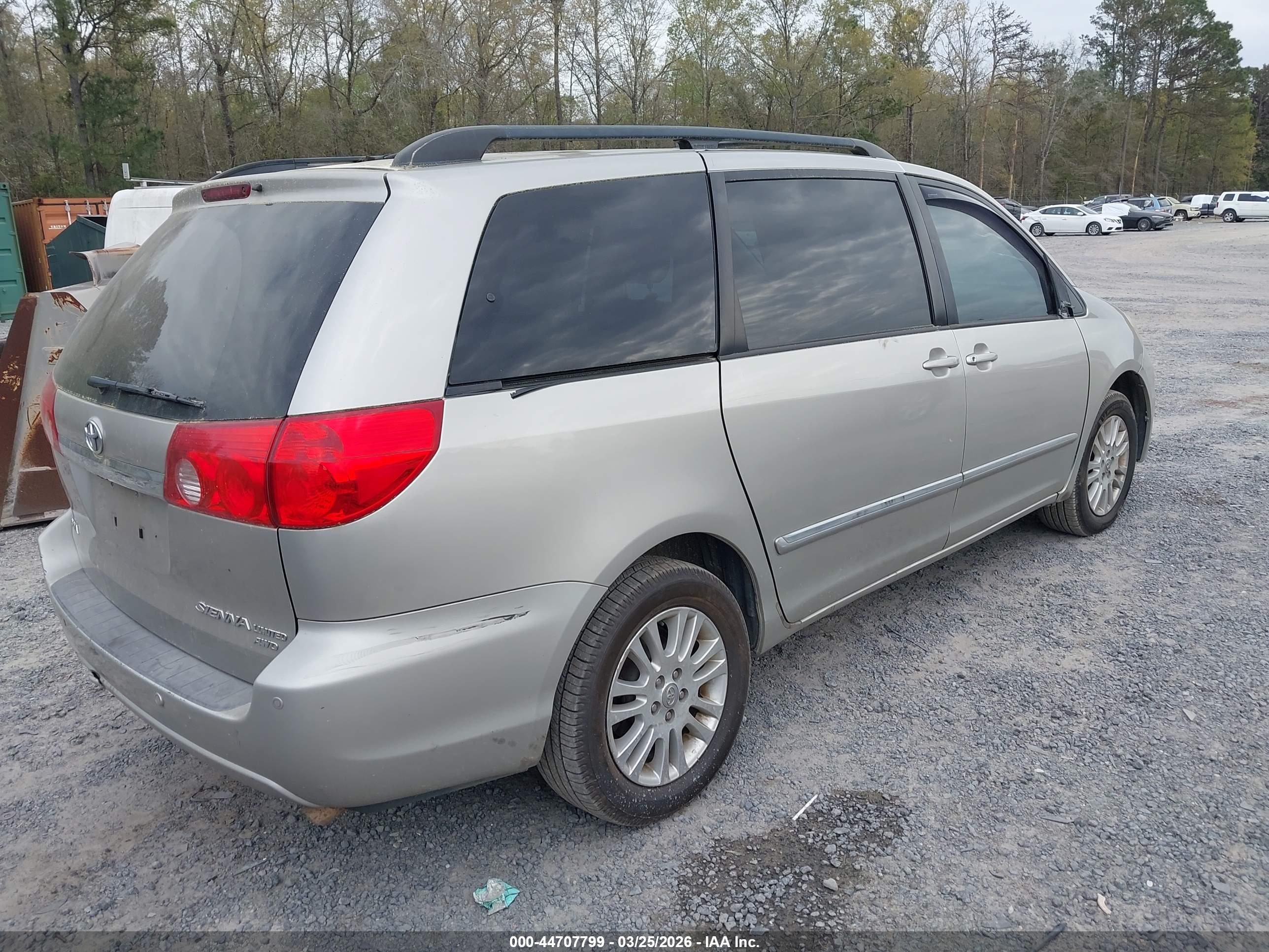 TOYOTA SIENNA image 4
