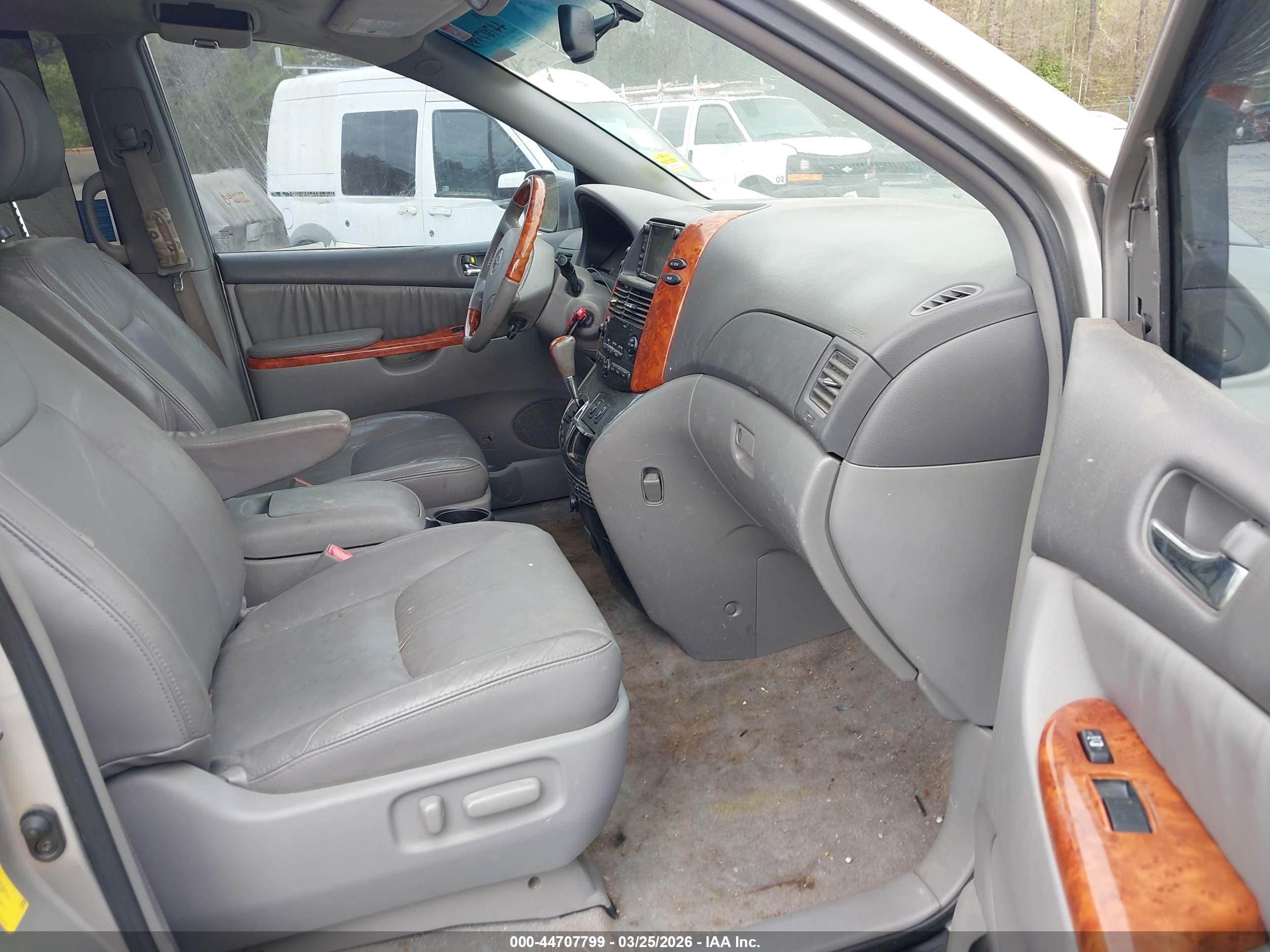 TOYOTA SIENNA image 5