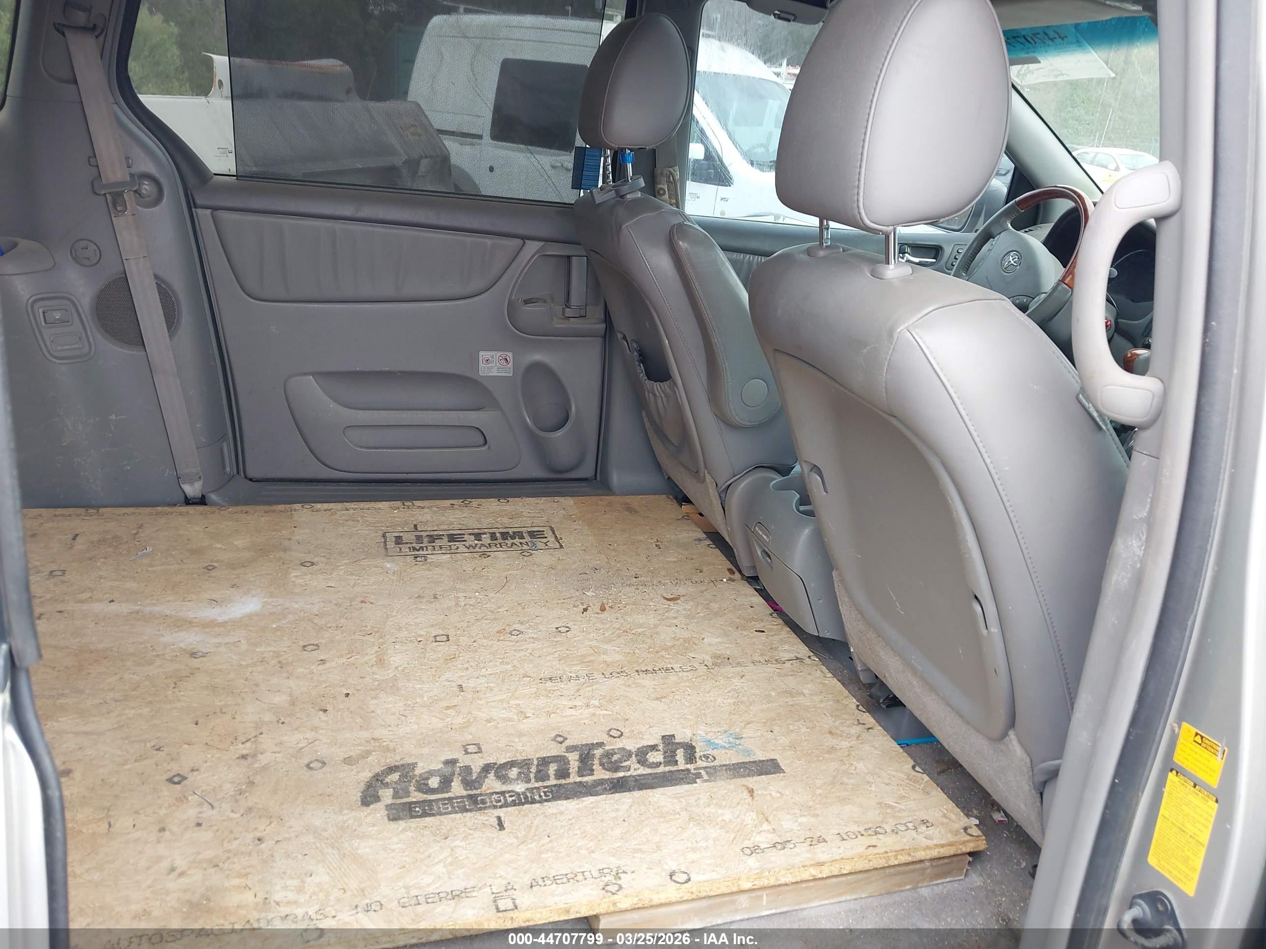 TOYOTA SIENNA image 8