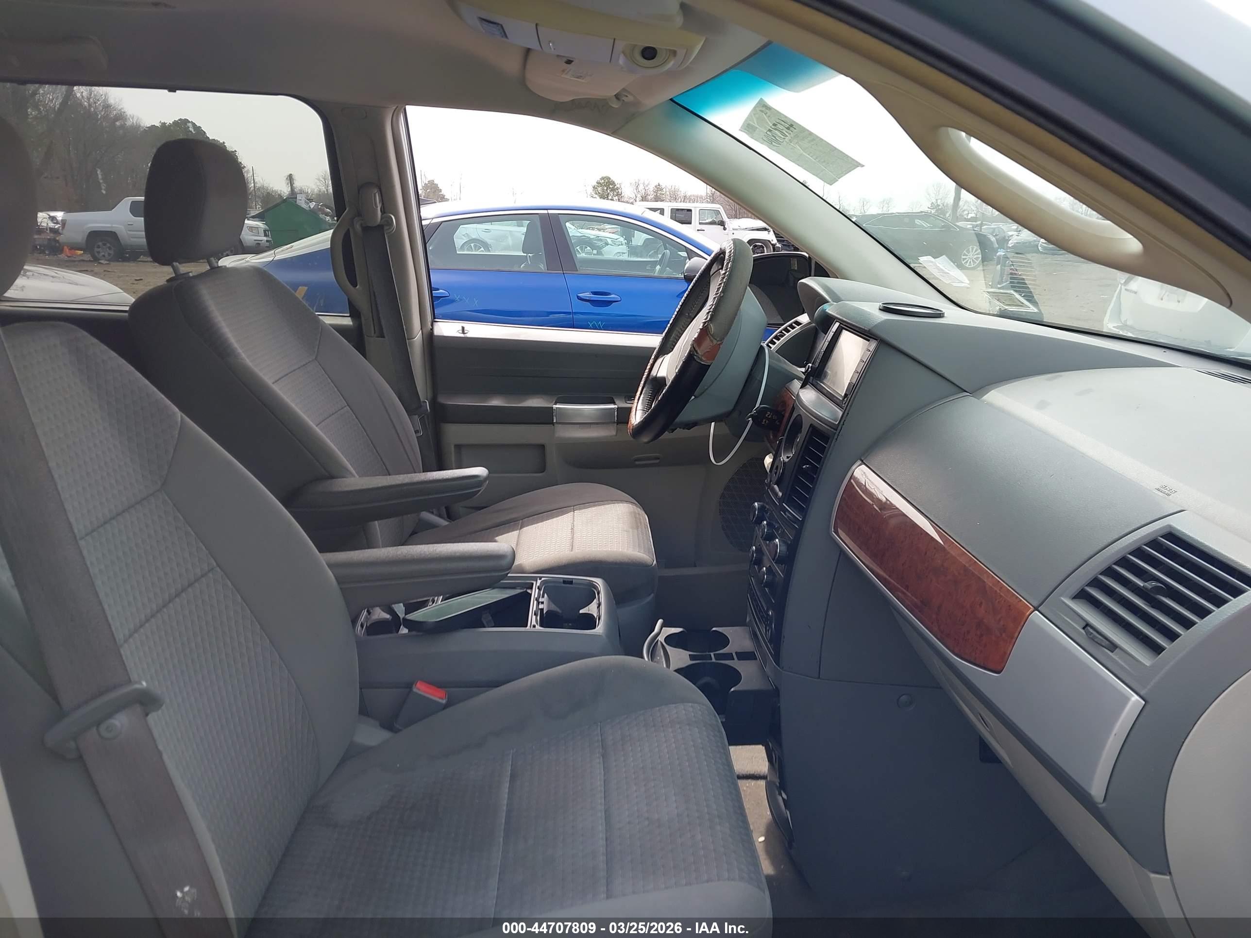 CHRYSLER TOWN image 5