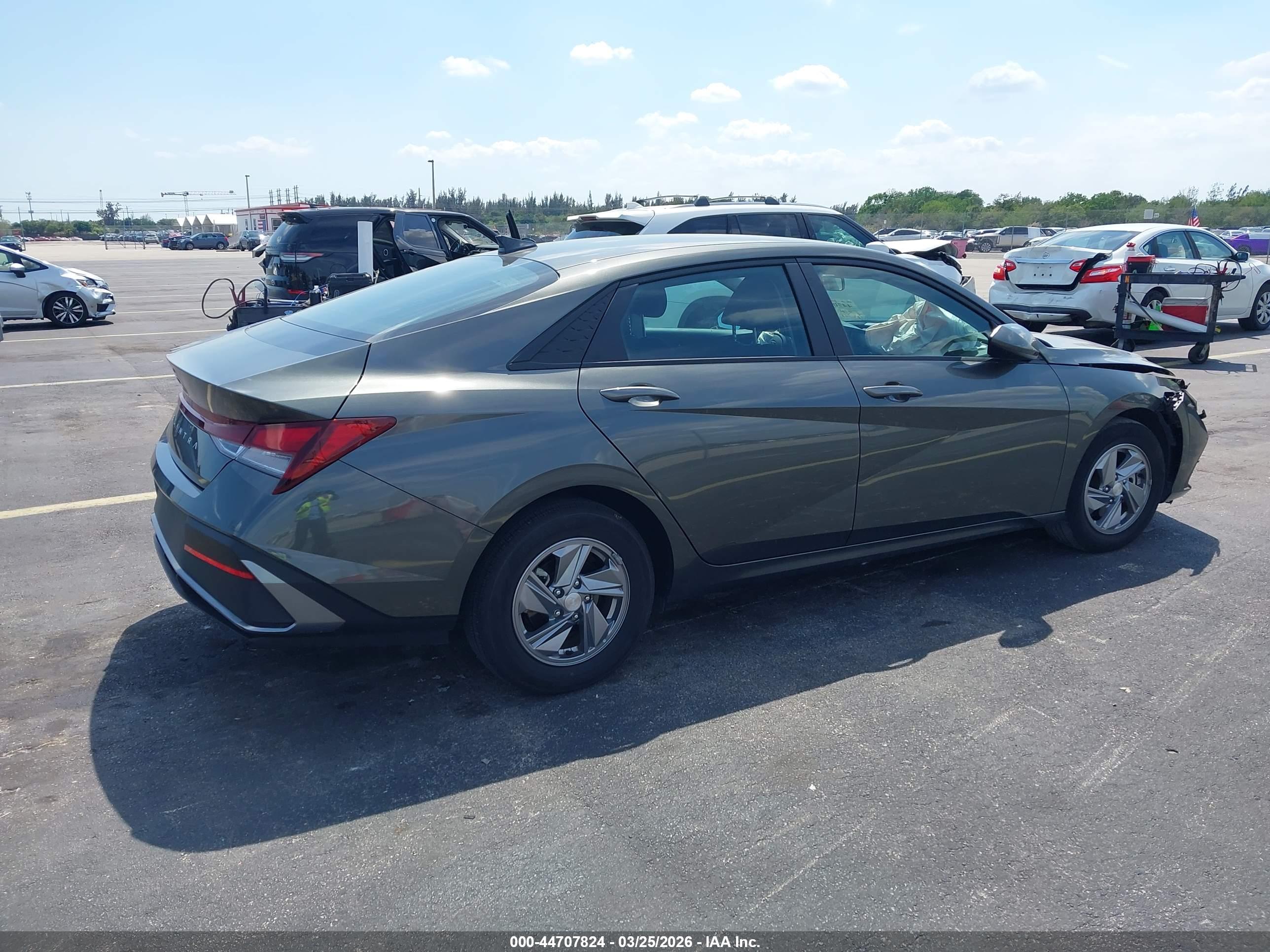 HYUNDAI ELANTRA image 4