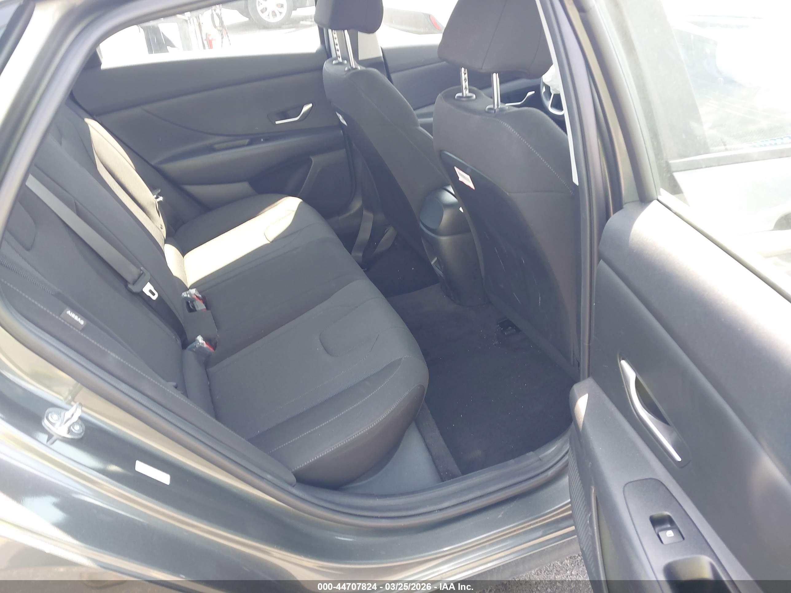HYUNDAI ELANTRA image 8