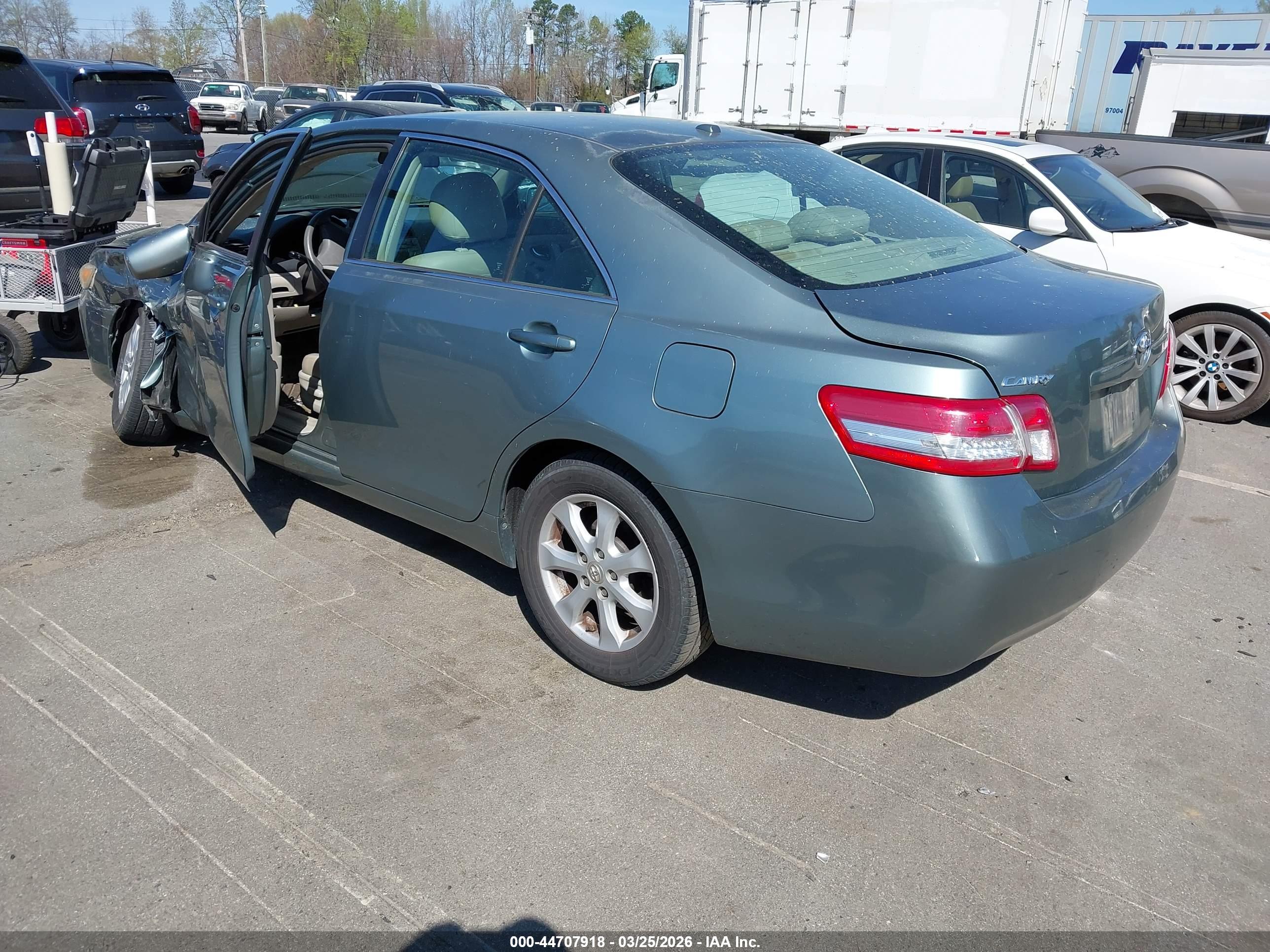 TOYOTA CAMRY image 3