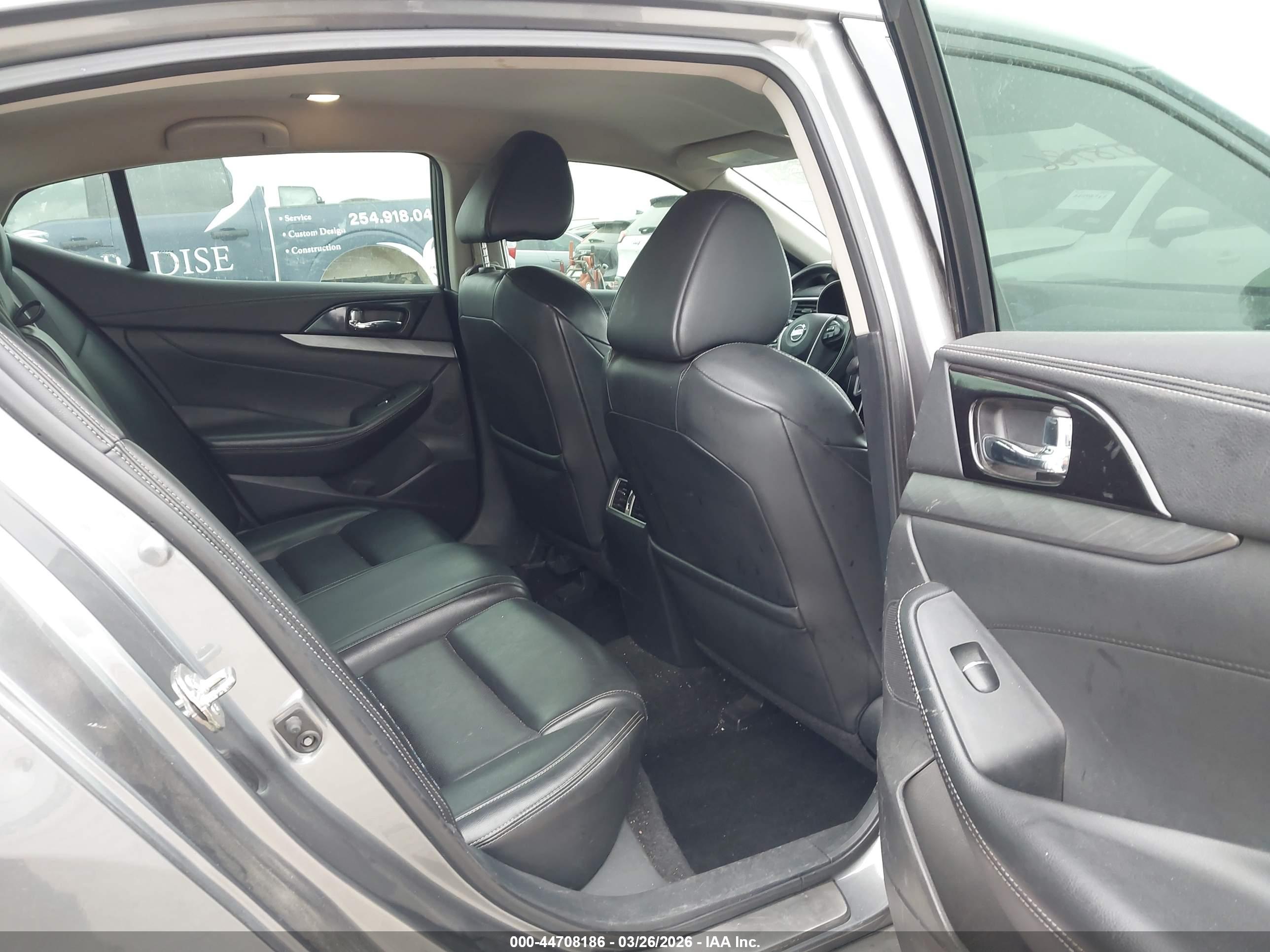 NISSAN MAXIMA image 8