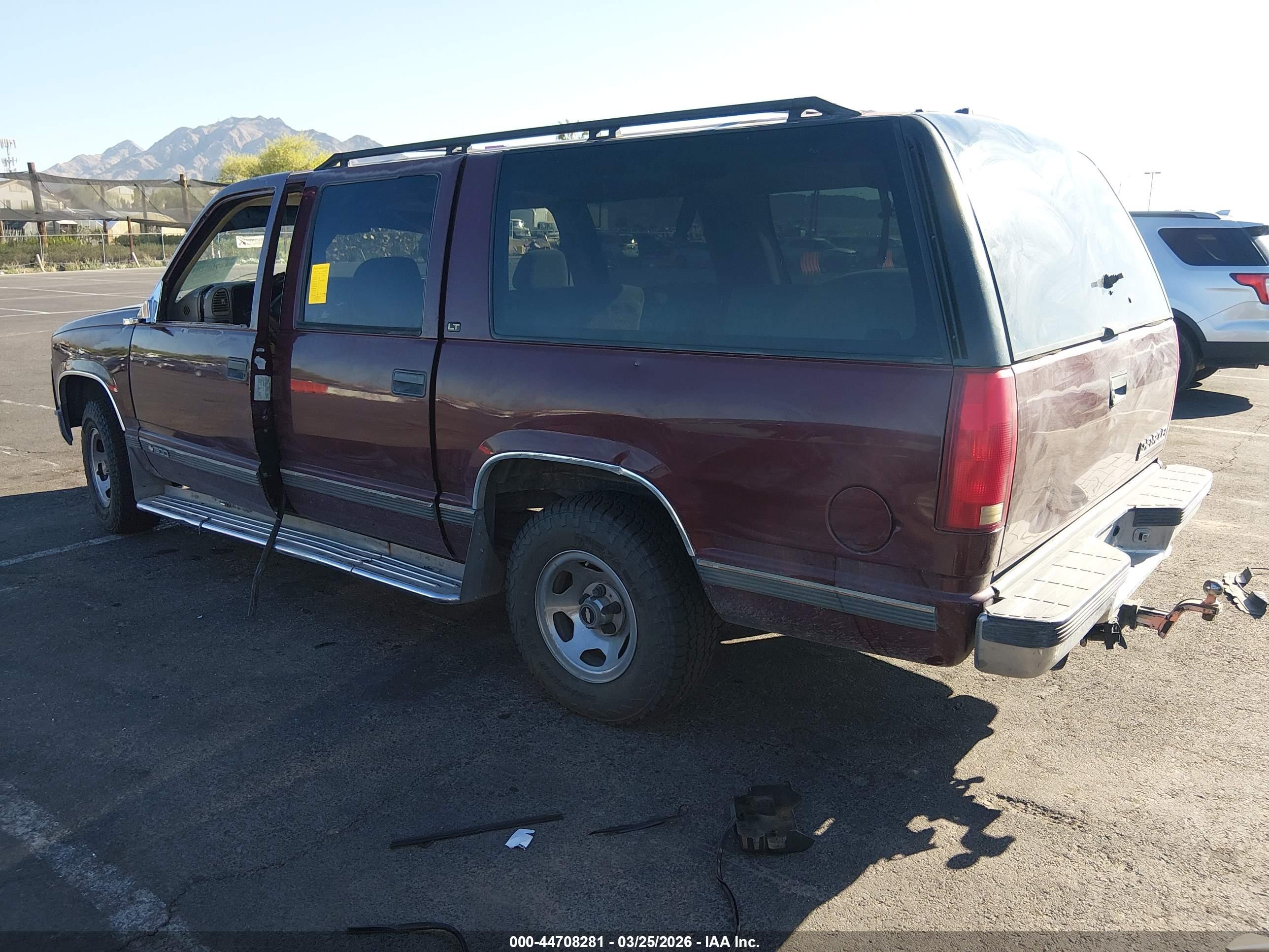 CHEVROLET SUBURBAN image 3