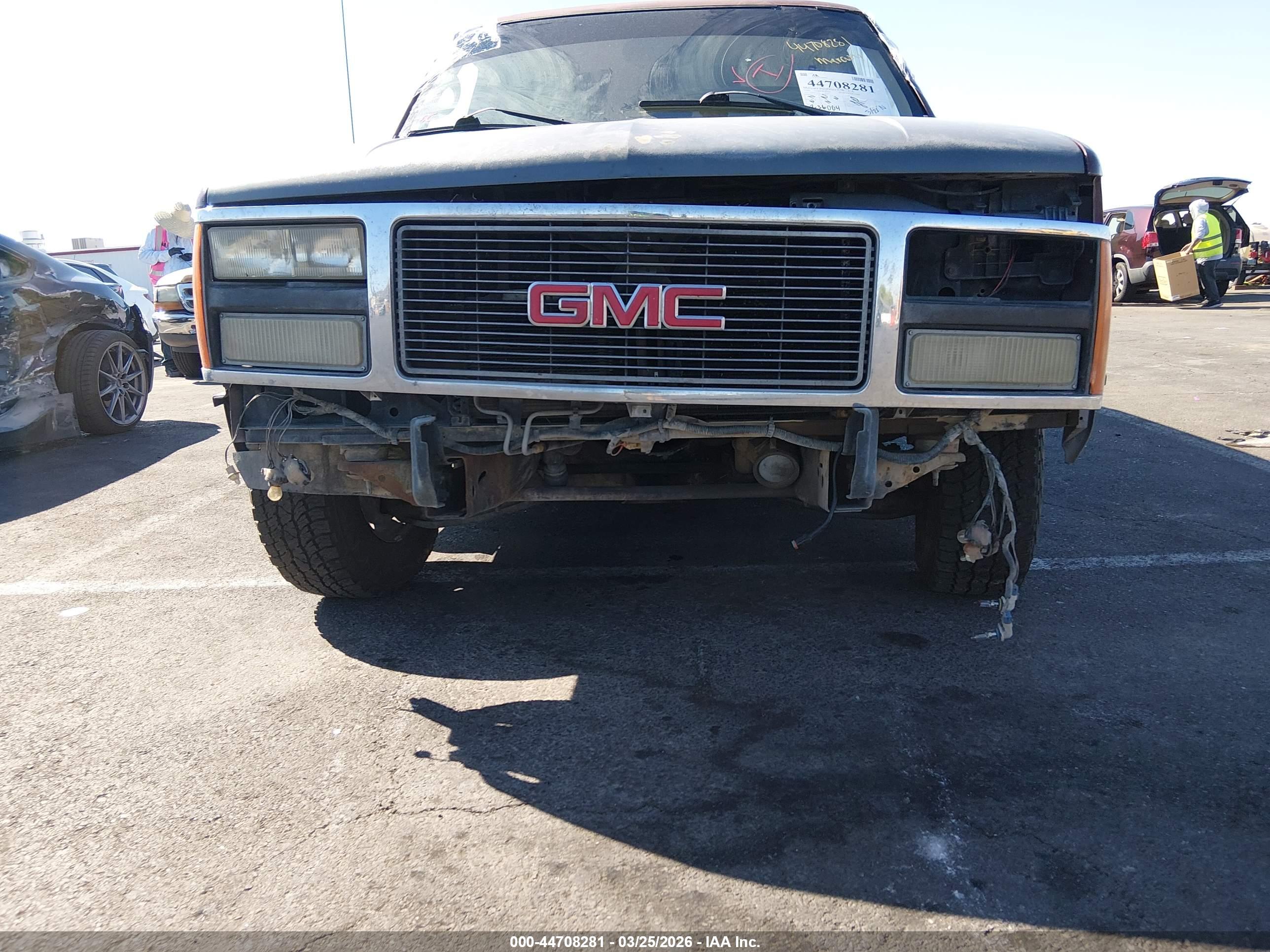 CHEVROLET SUBURBAN image 6