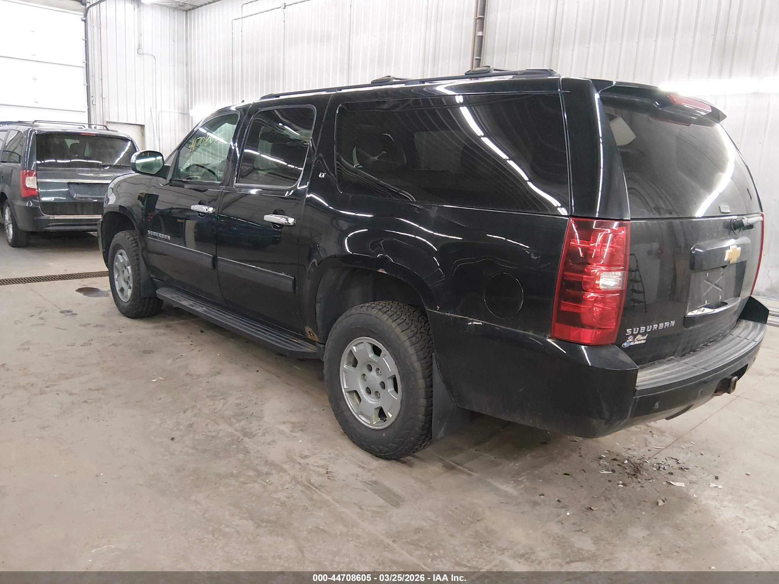 CHEVROLET SUBURBAN image 3