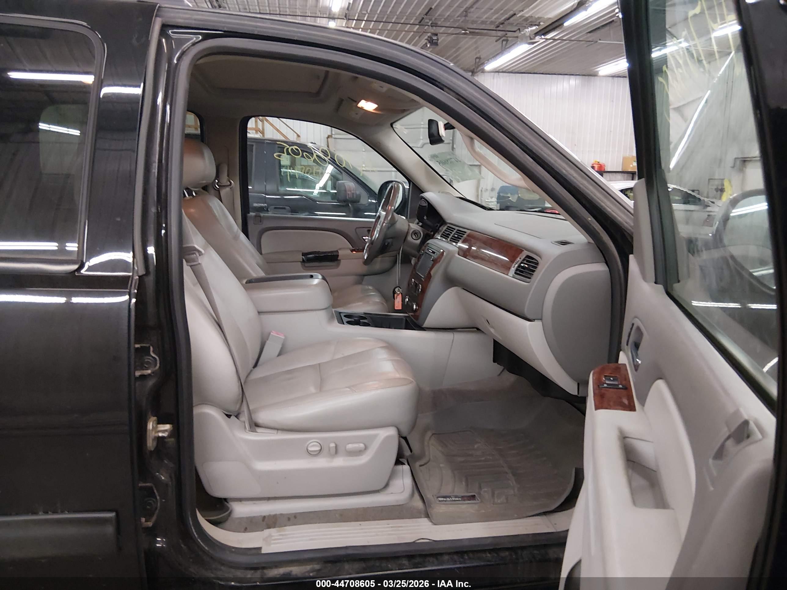 CHEVROLET SUBURBAN image 5