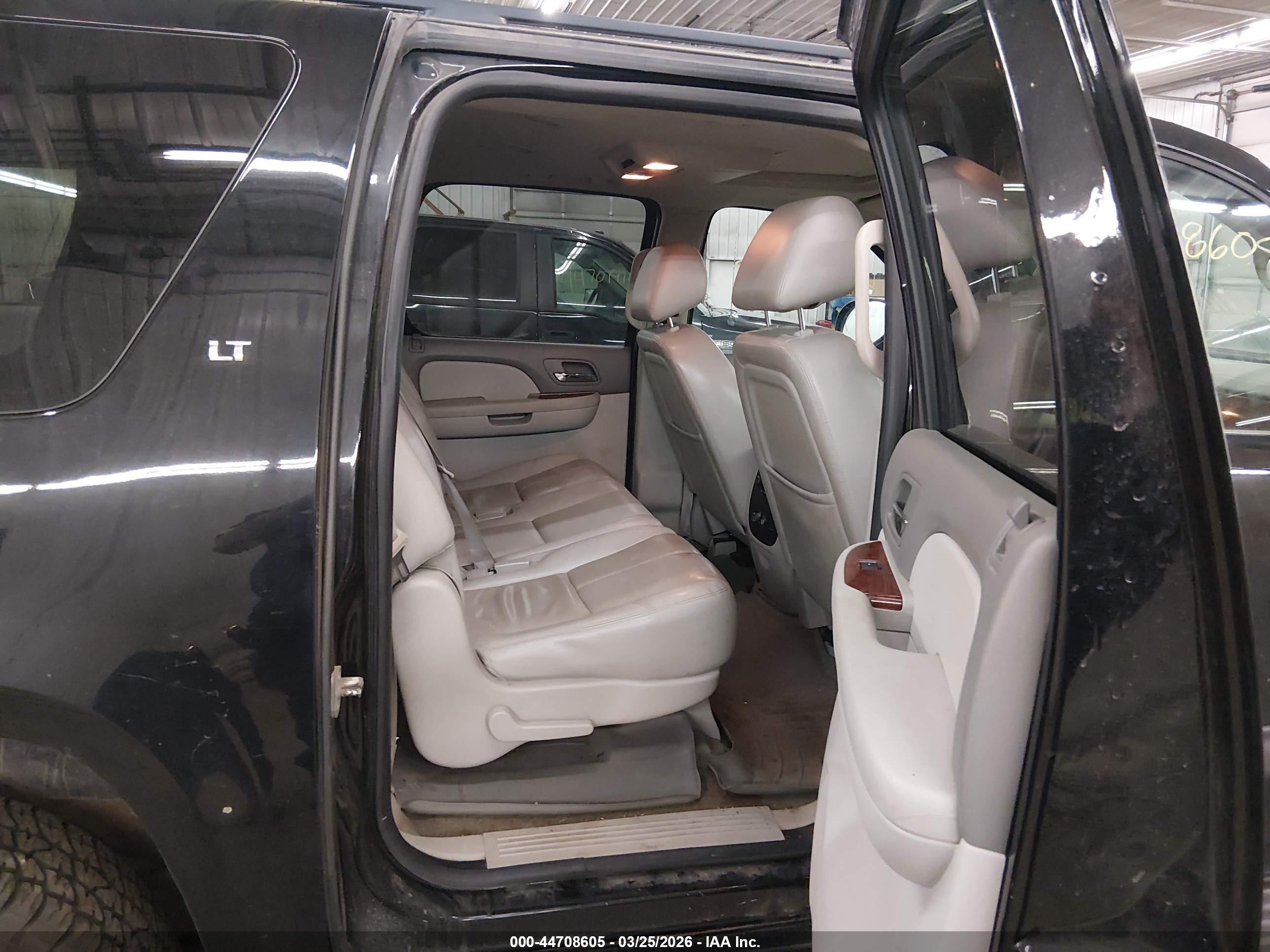 CHEVROLET SUBURBAN image 8