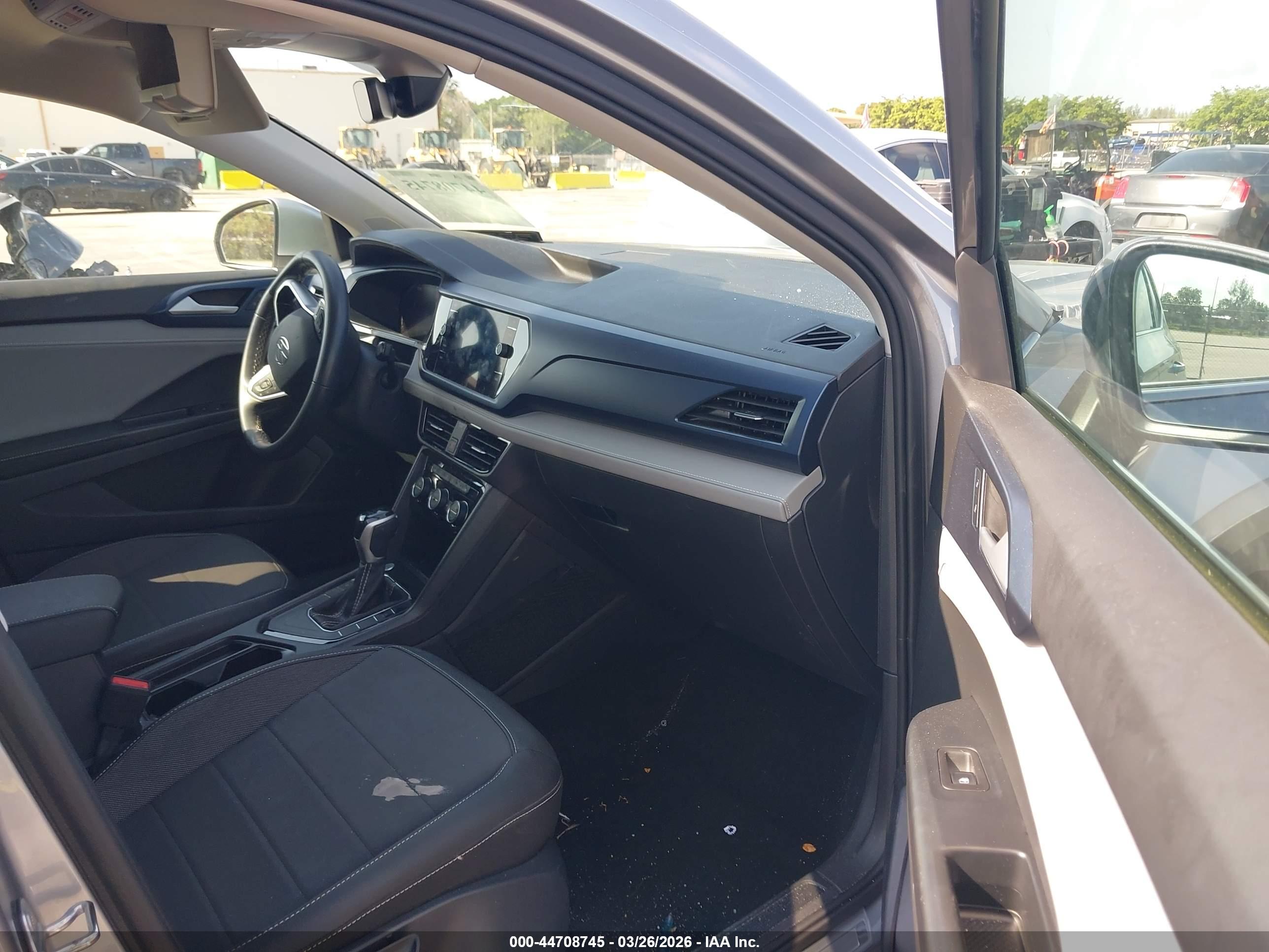 VOLKSWAGEN TAOS image 5