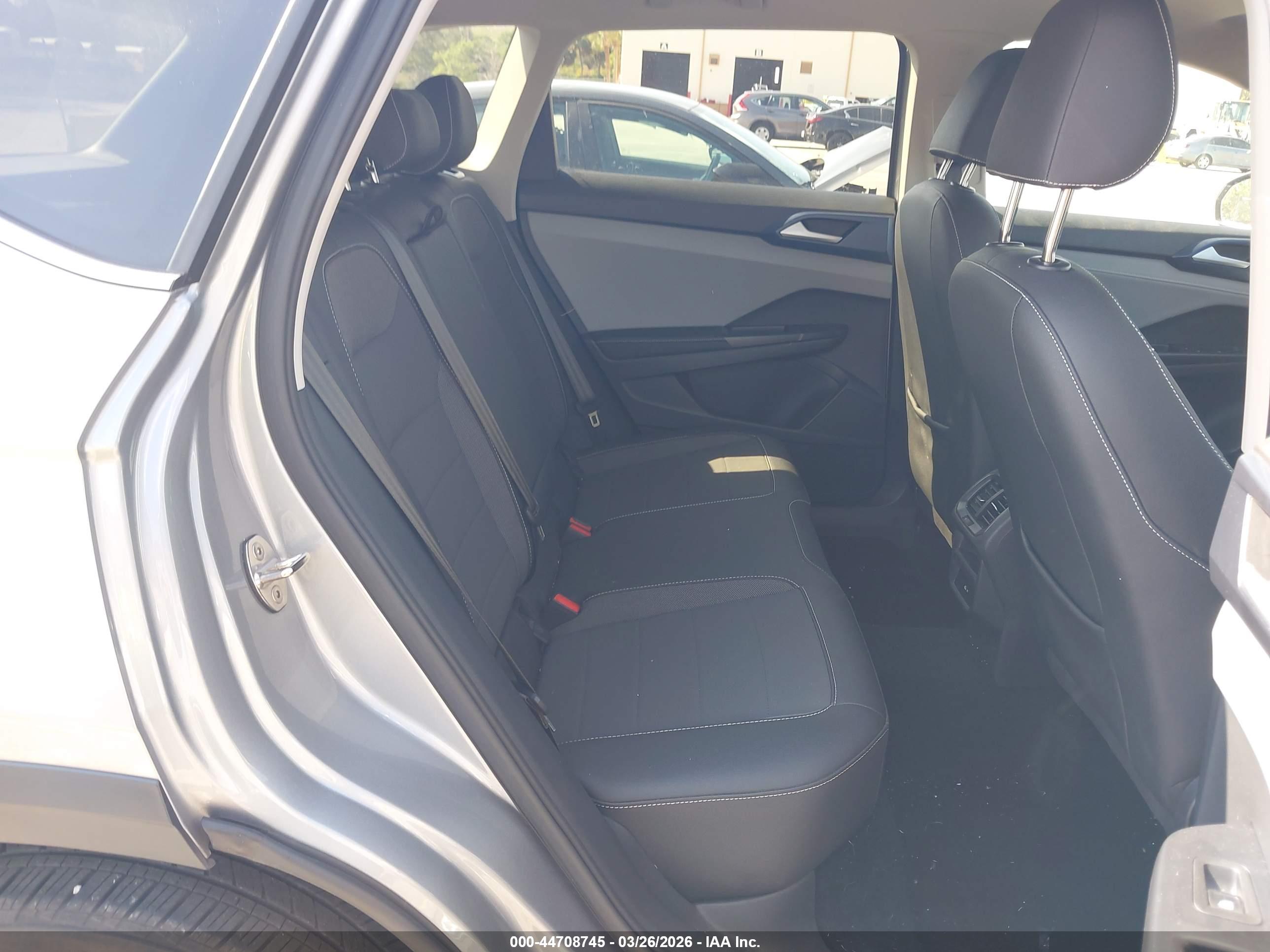 VOLKSWAGEN TAOS image 8