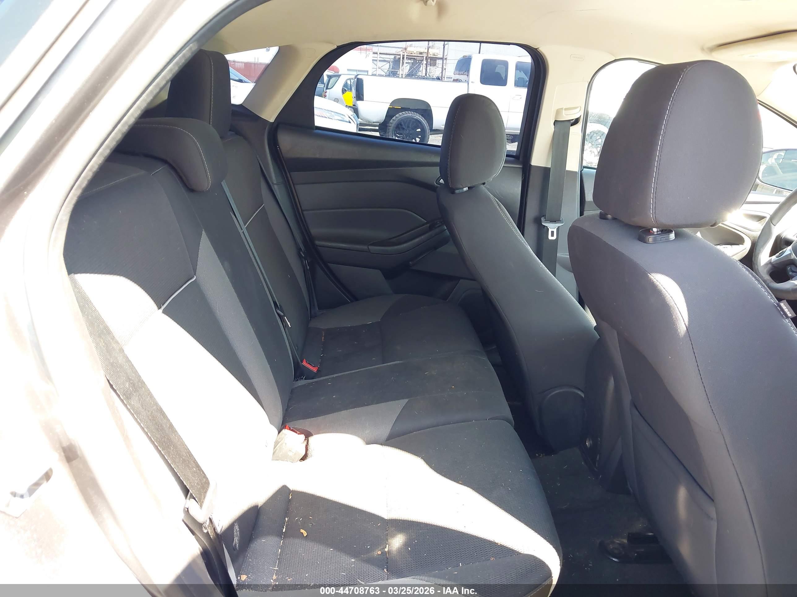 FORD FOCUS image 8
