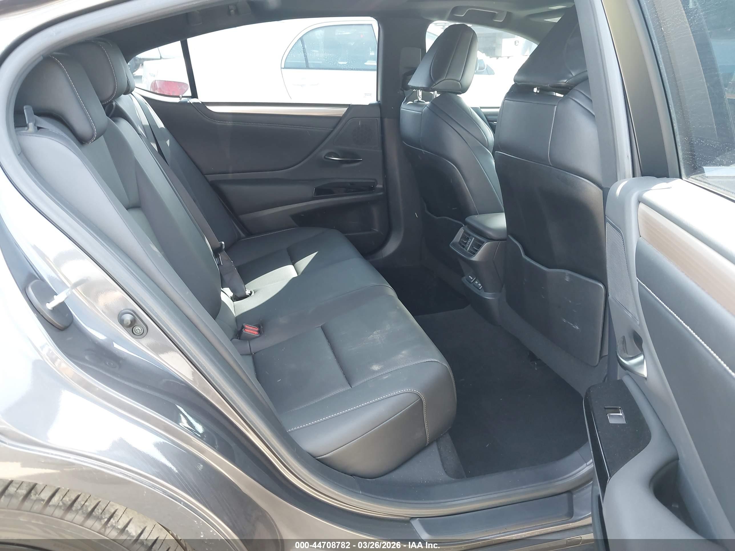 LEXUS ES image 8