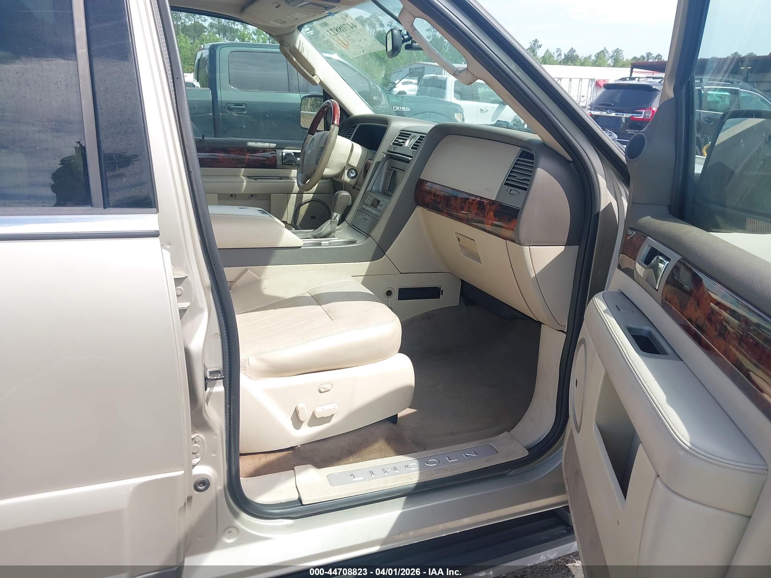 LINCOLN NAVIGATOR image 5