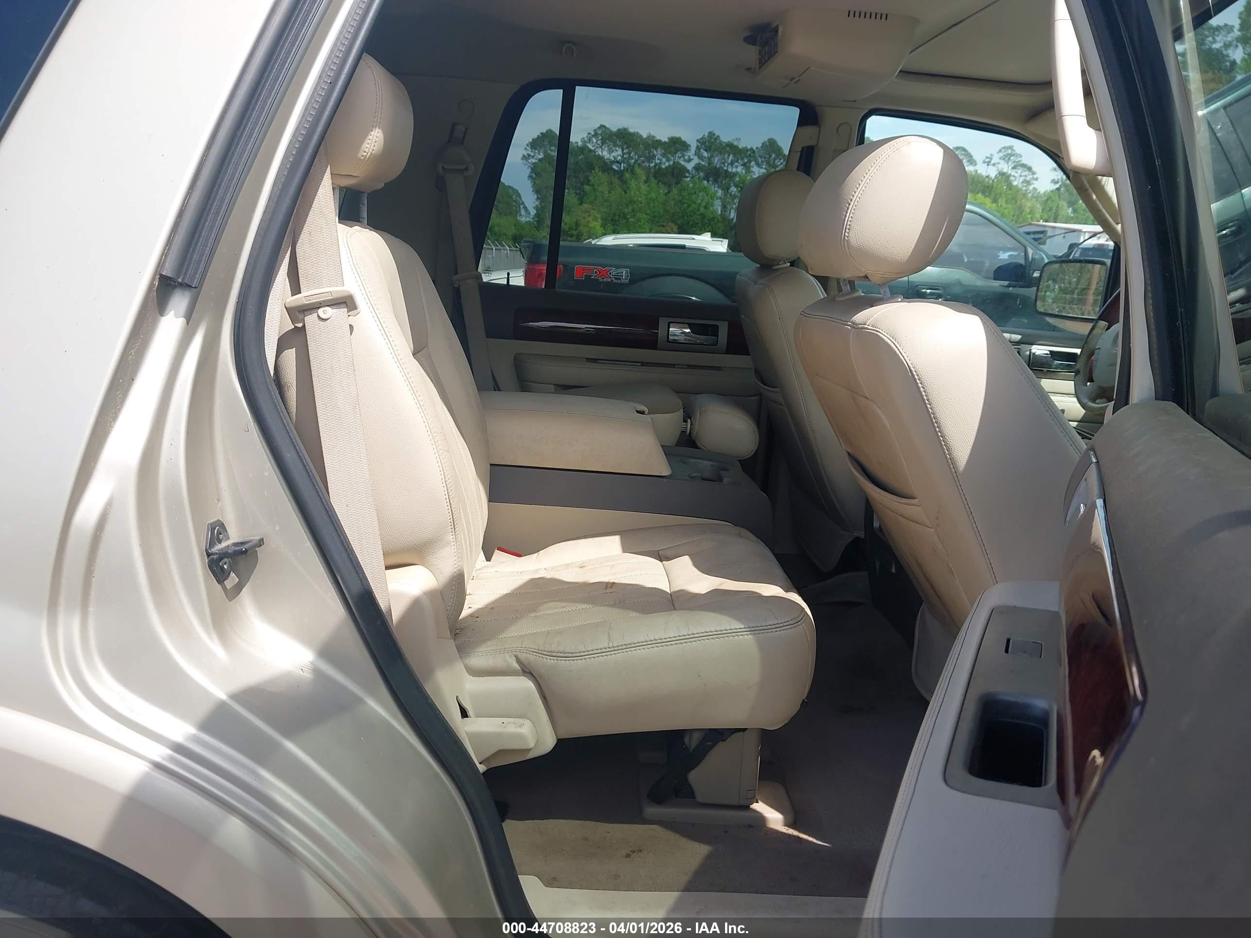 LINCOLN NAVIGATOR image 8