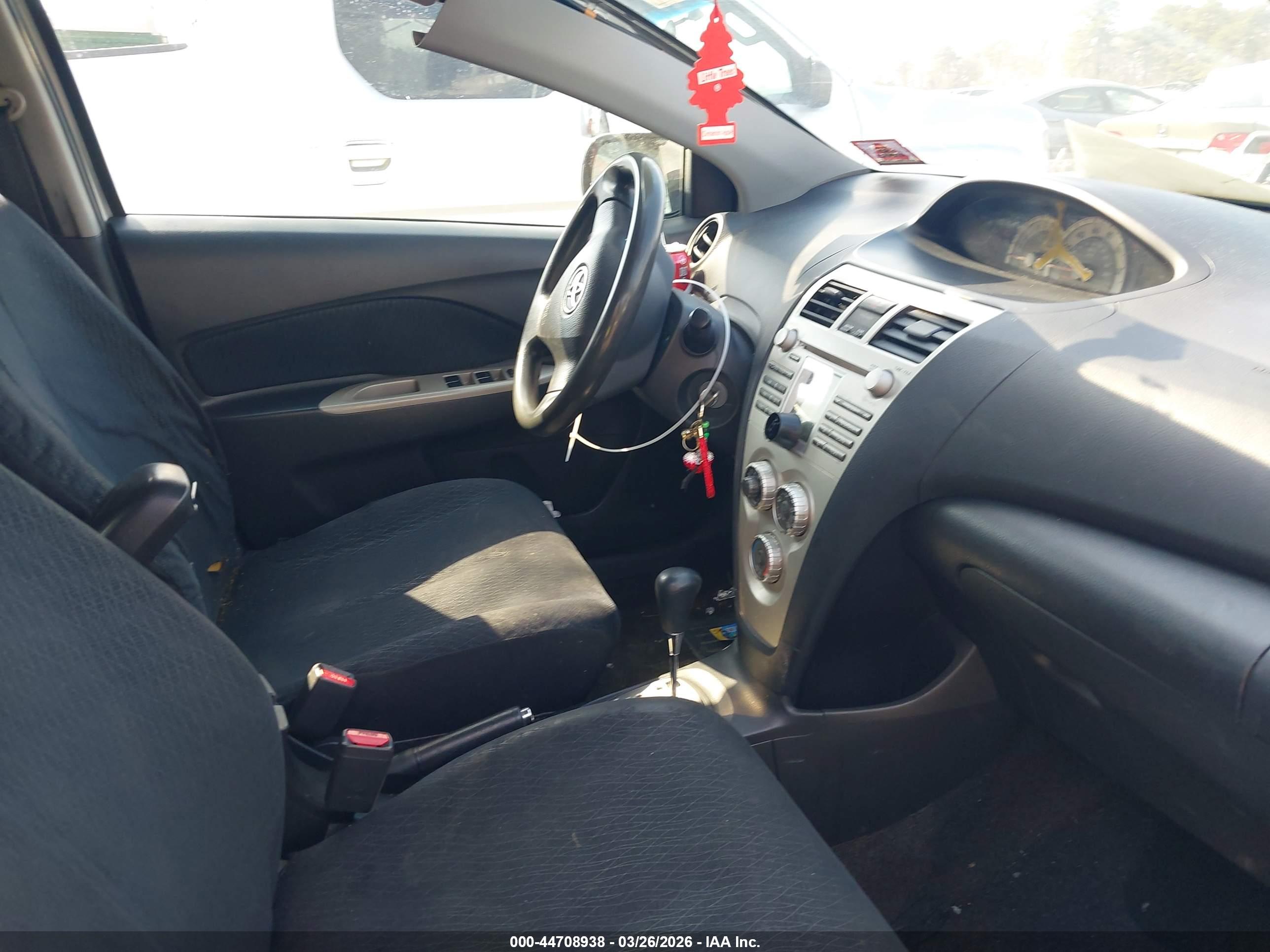 TOYOTA YARIS image 5