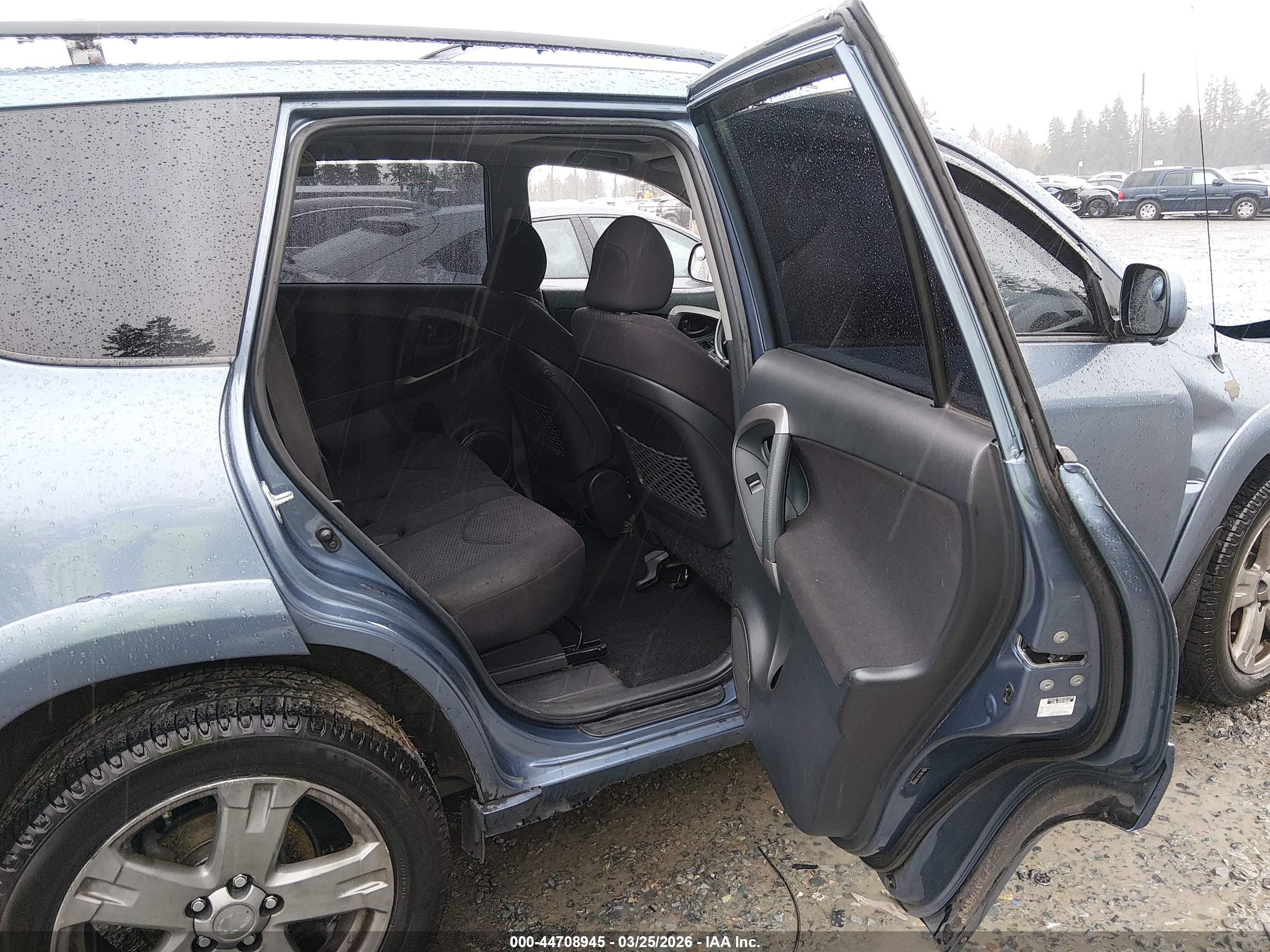 TOYOTA RAV4 image 8