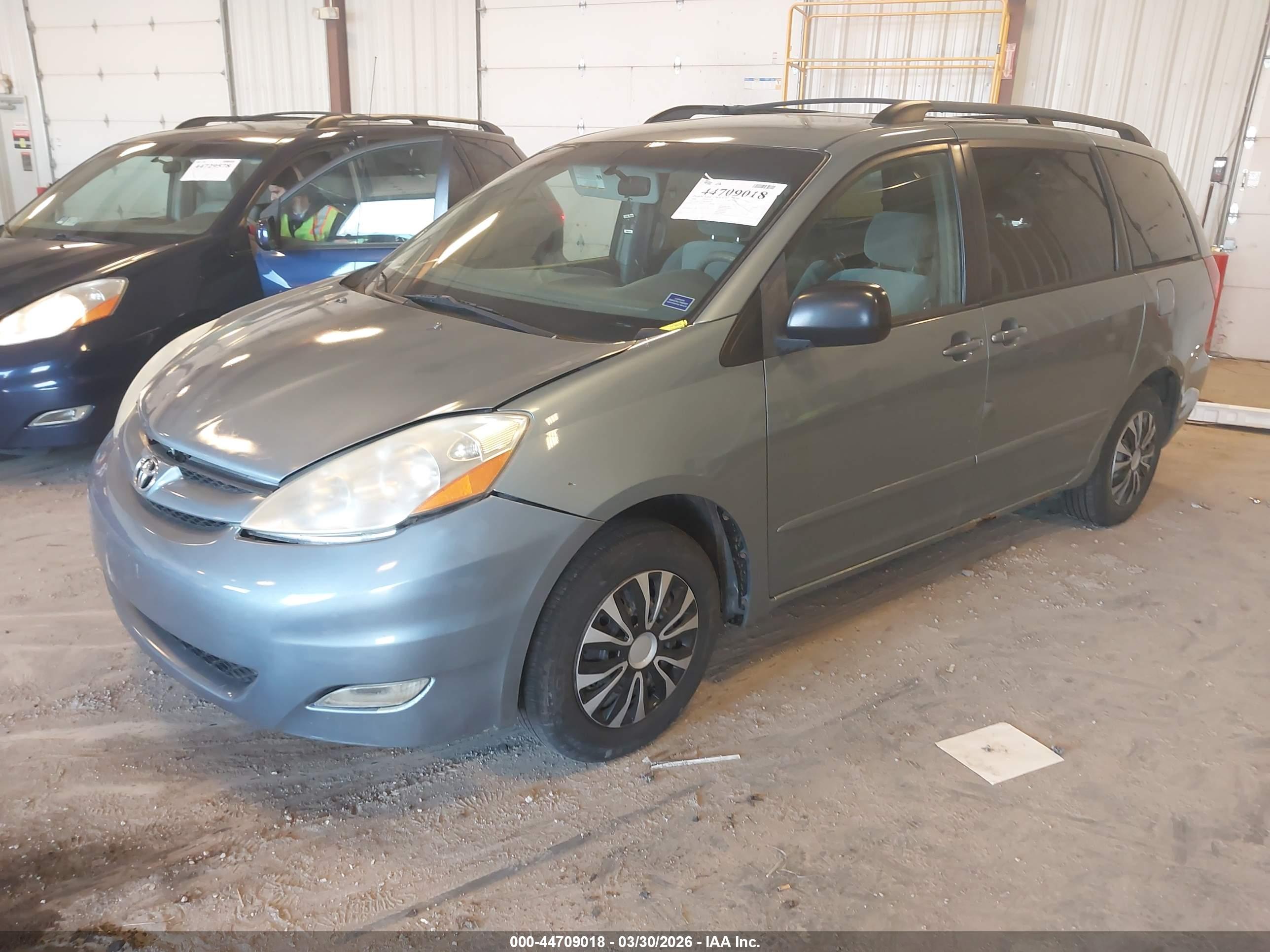 TOYOTA SIENNA image 2