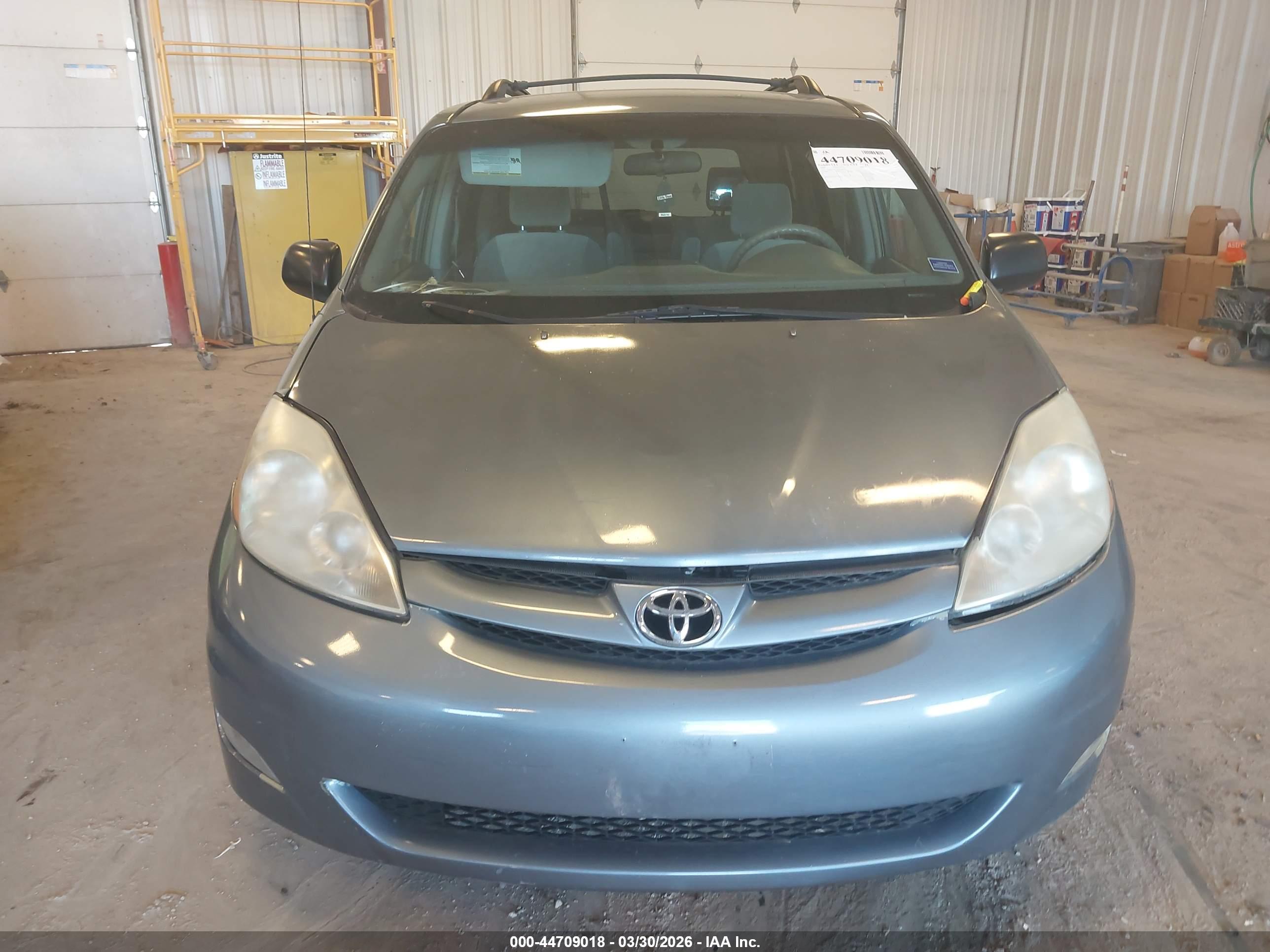 TOYOTA SIENNA image 6