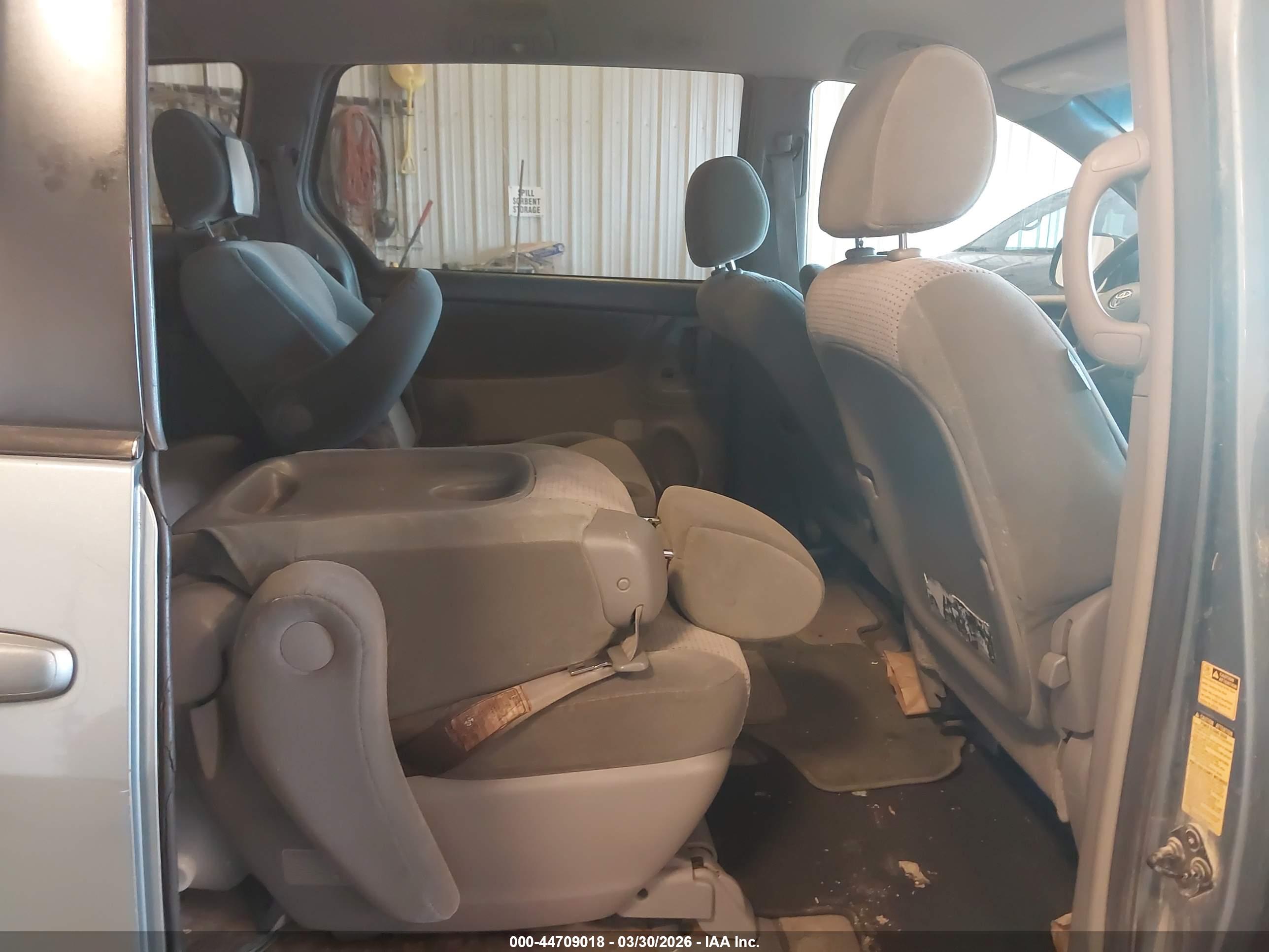 TOYOTA SIENNA image 8