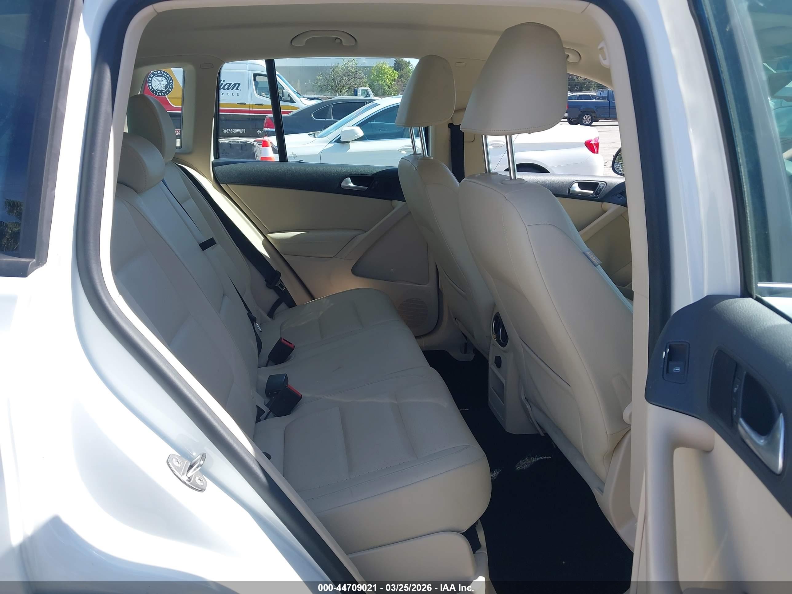 VOLKSWAGEN TIGUAN image 8
