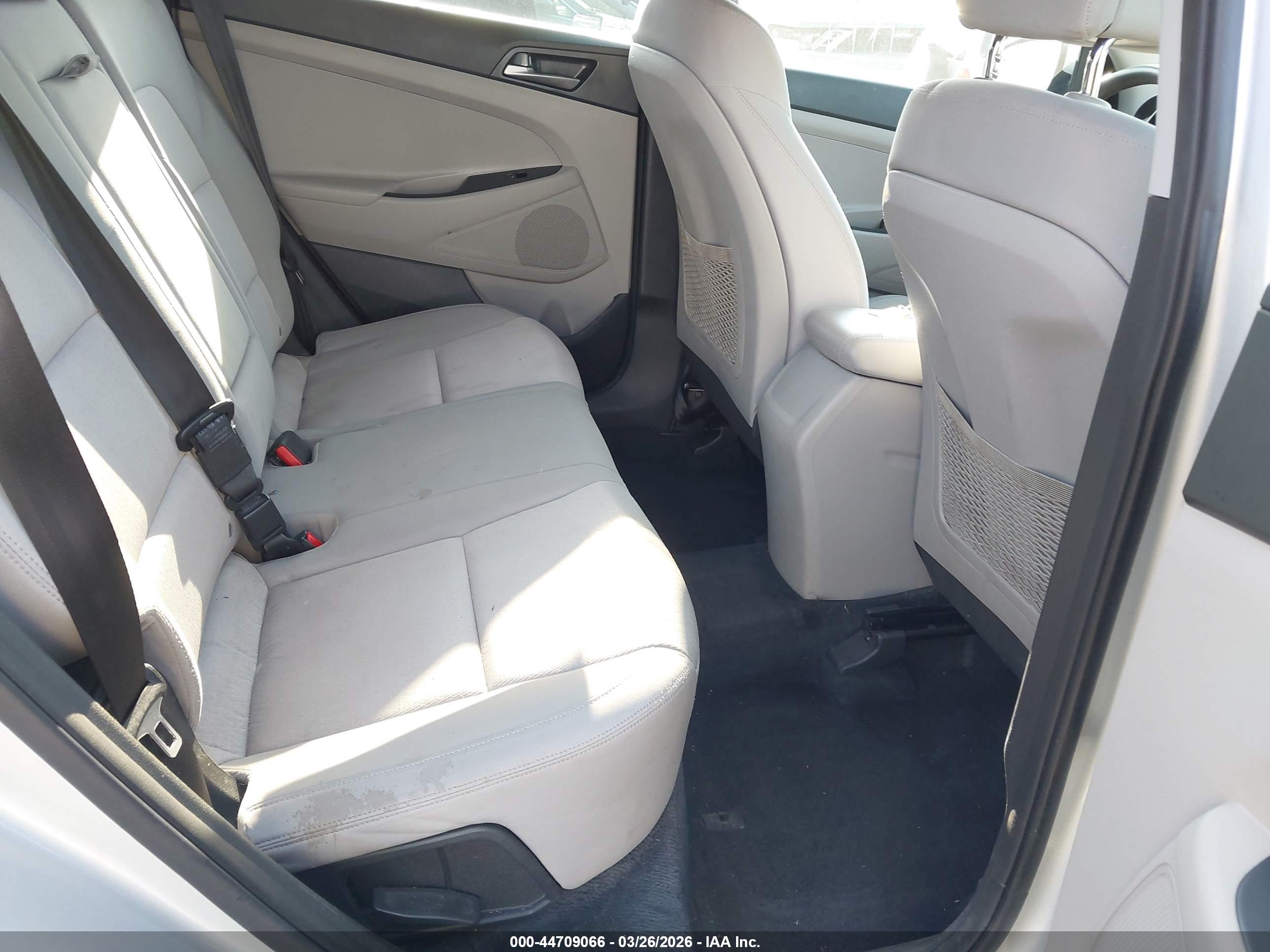 HYUNDAI TUCSON image 8
