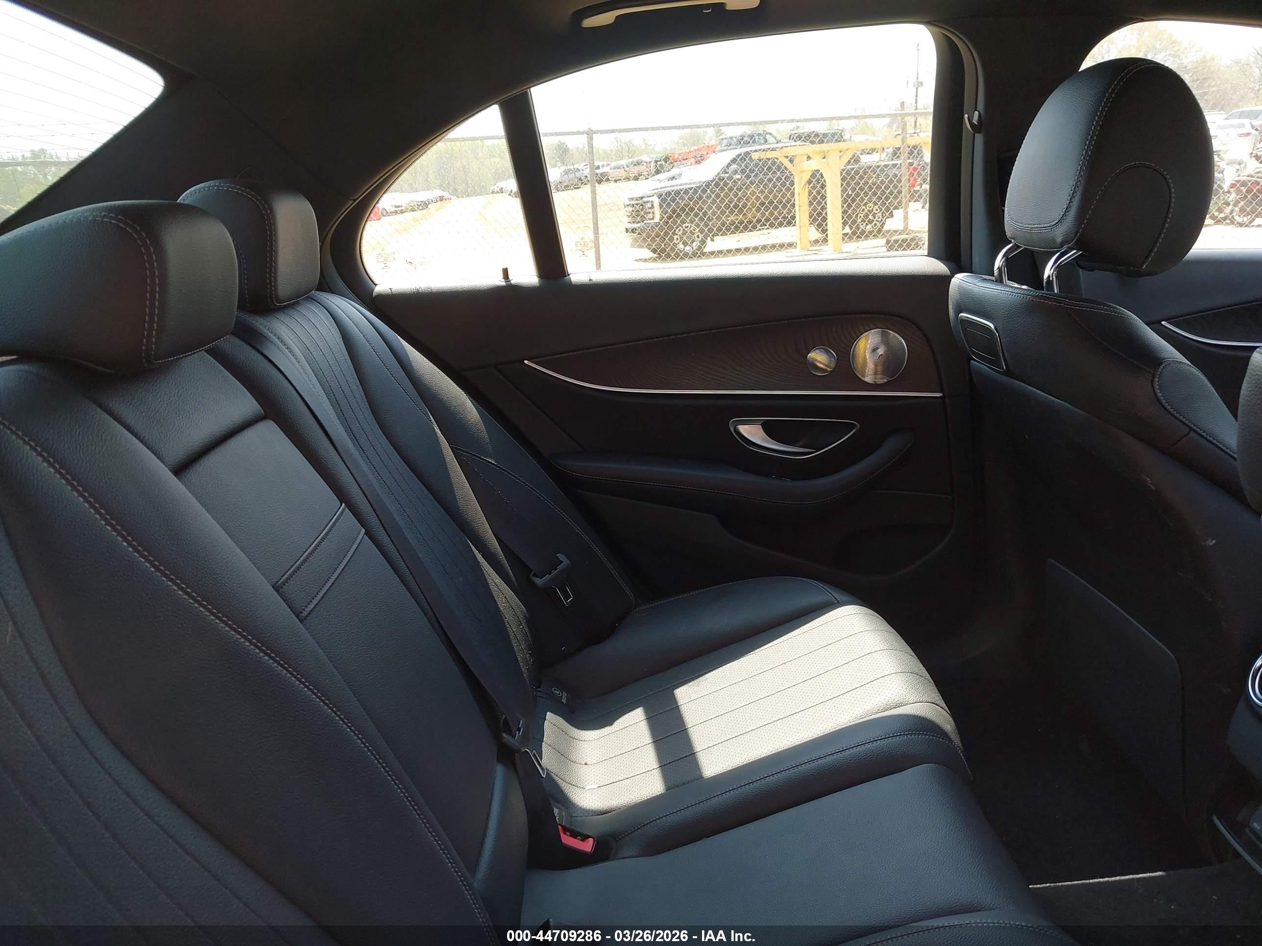 MERCEDES-BENZ E image 8
