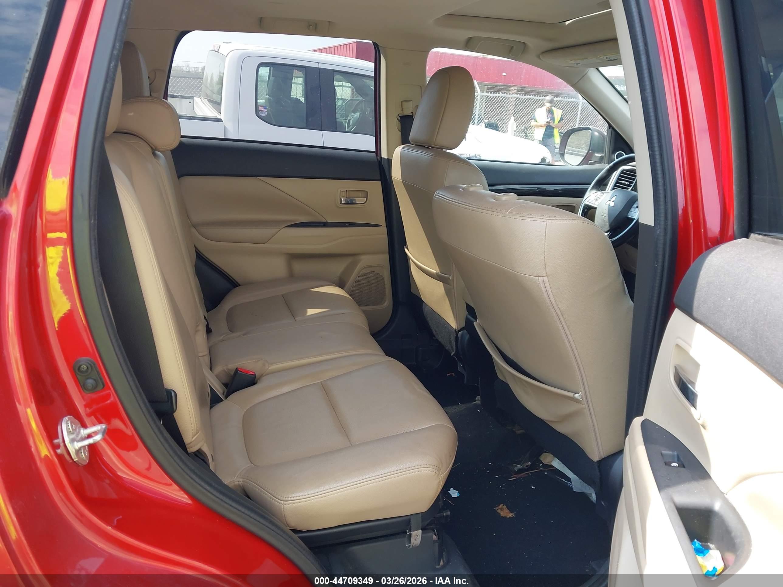 MITSUBISHI OUTLANDER image 8