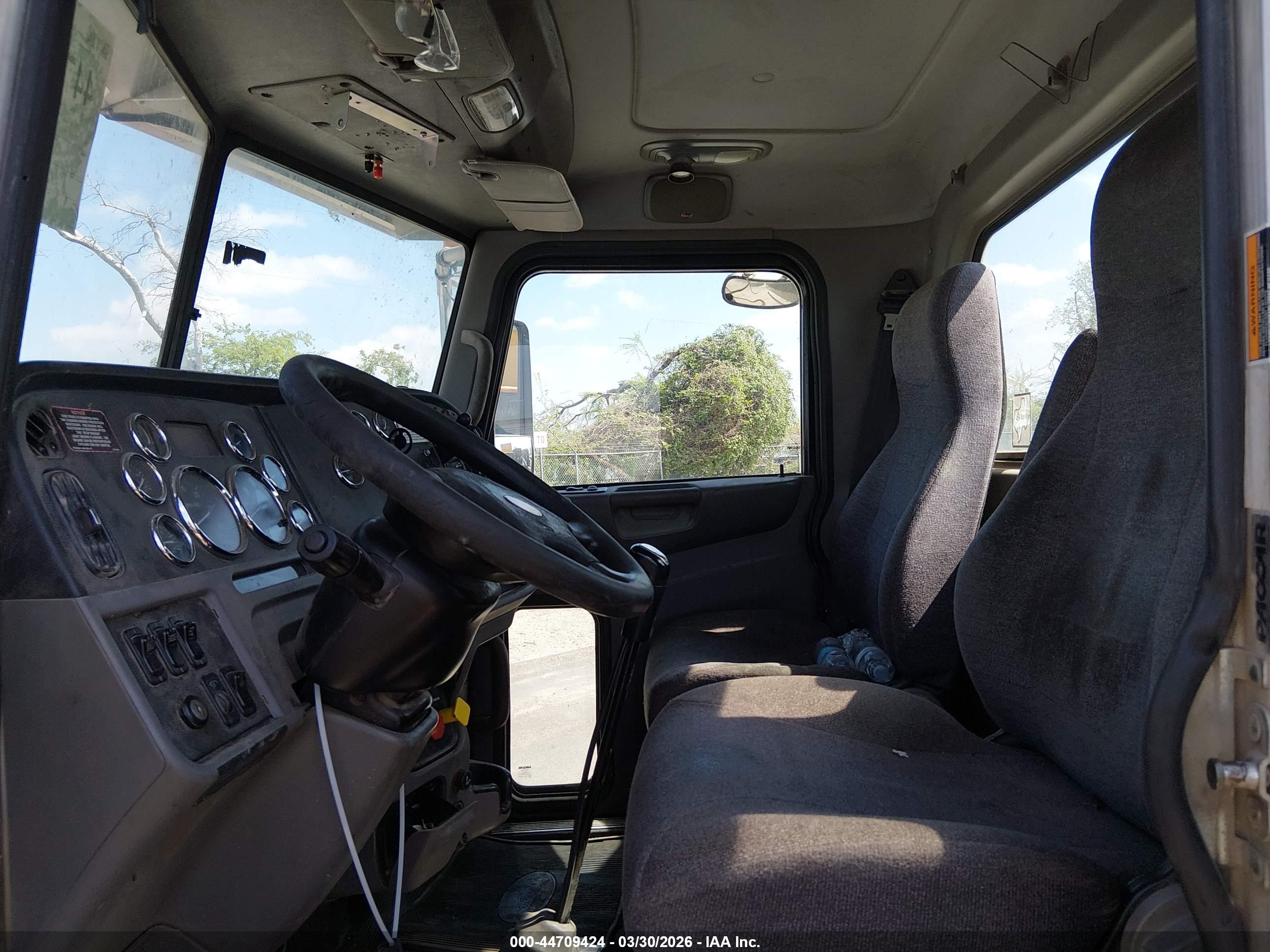 PETERBILT 389 image 8