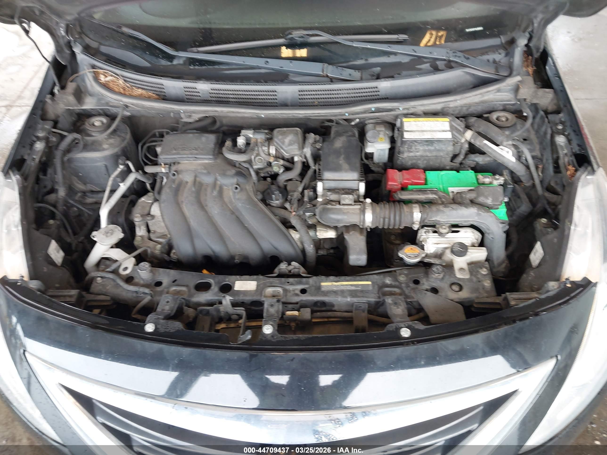 NISSAN VERSA image 10