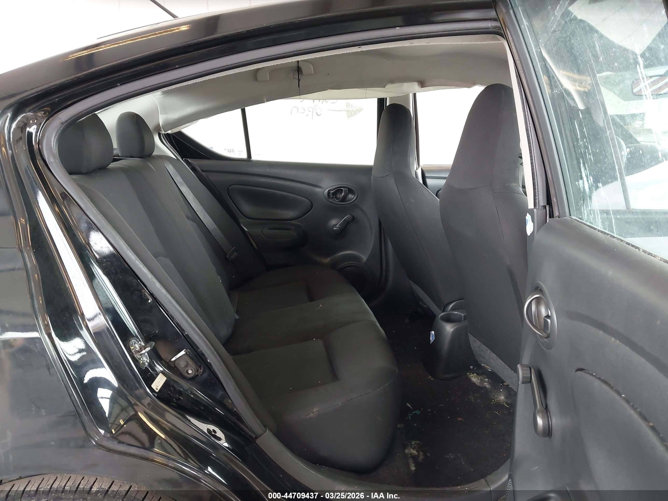 NISSAN VERSA image 8