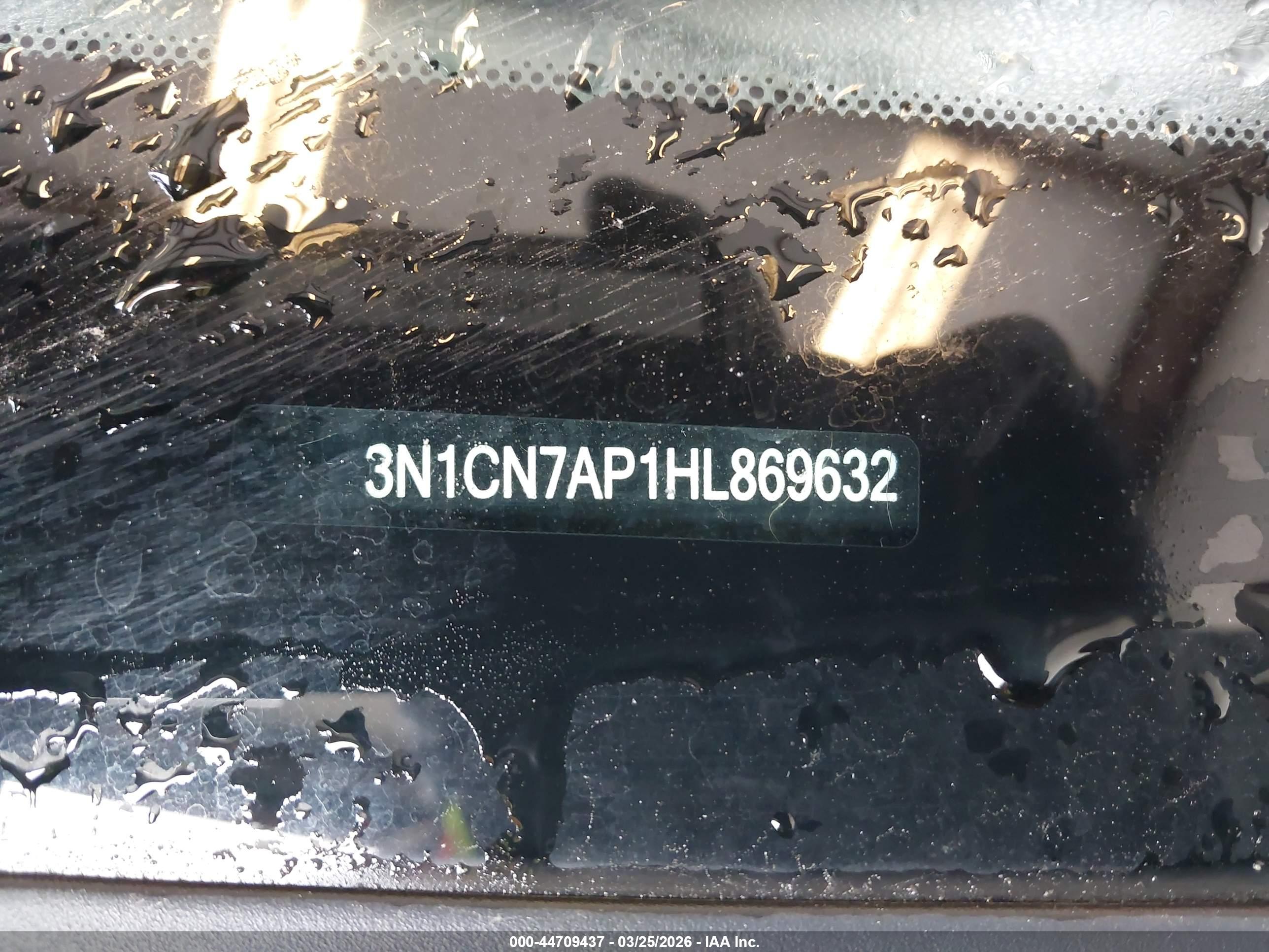 NISSAN VERSA image 9