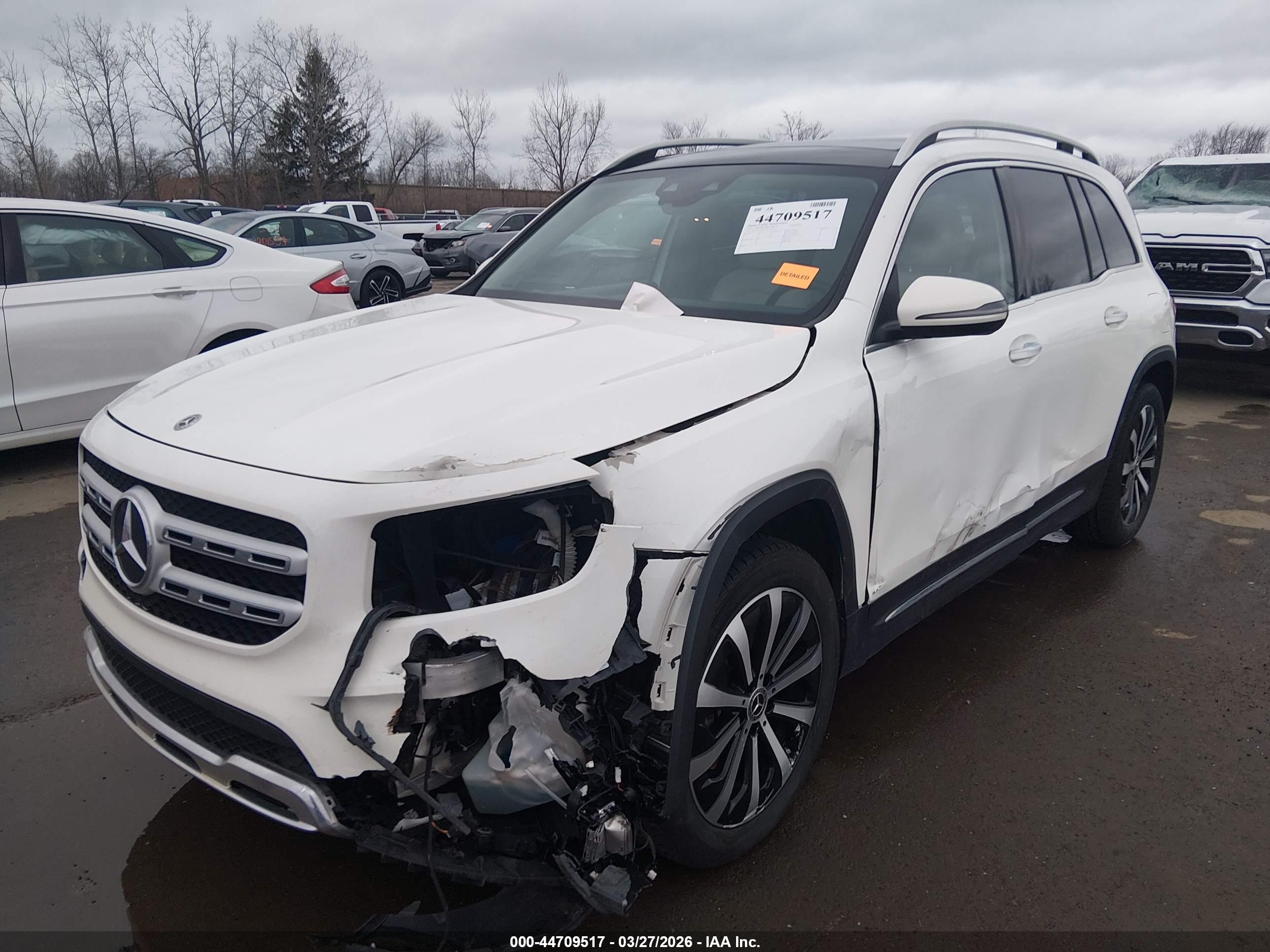 MERCEDES-BENZ GLB image 6