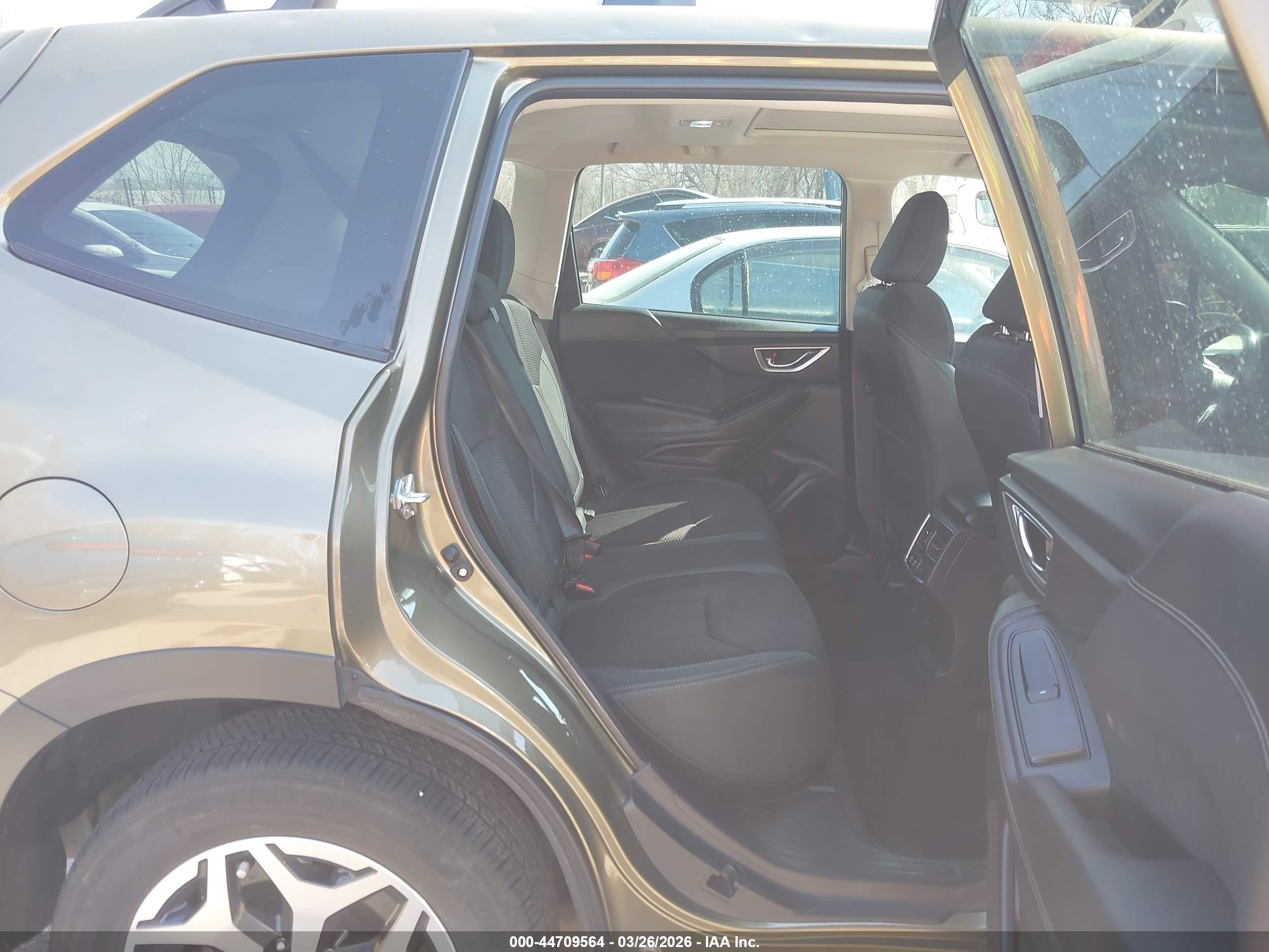SUBARU FORESTER image 8