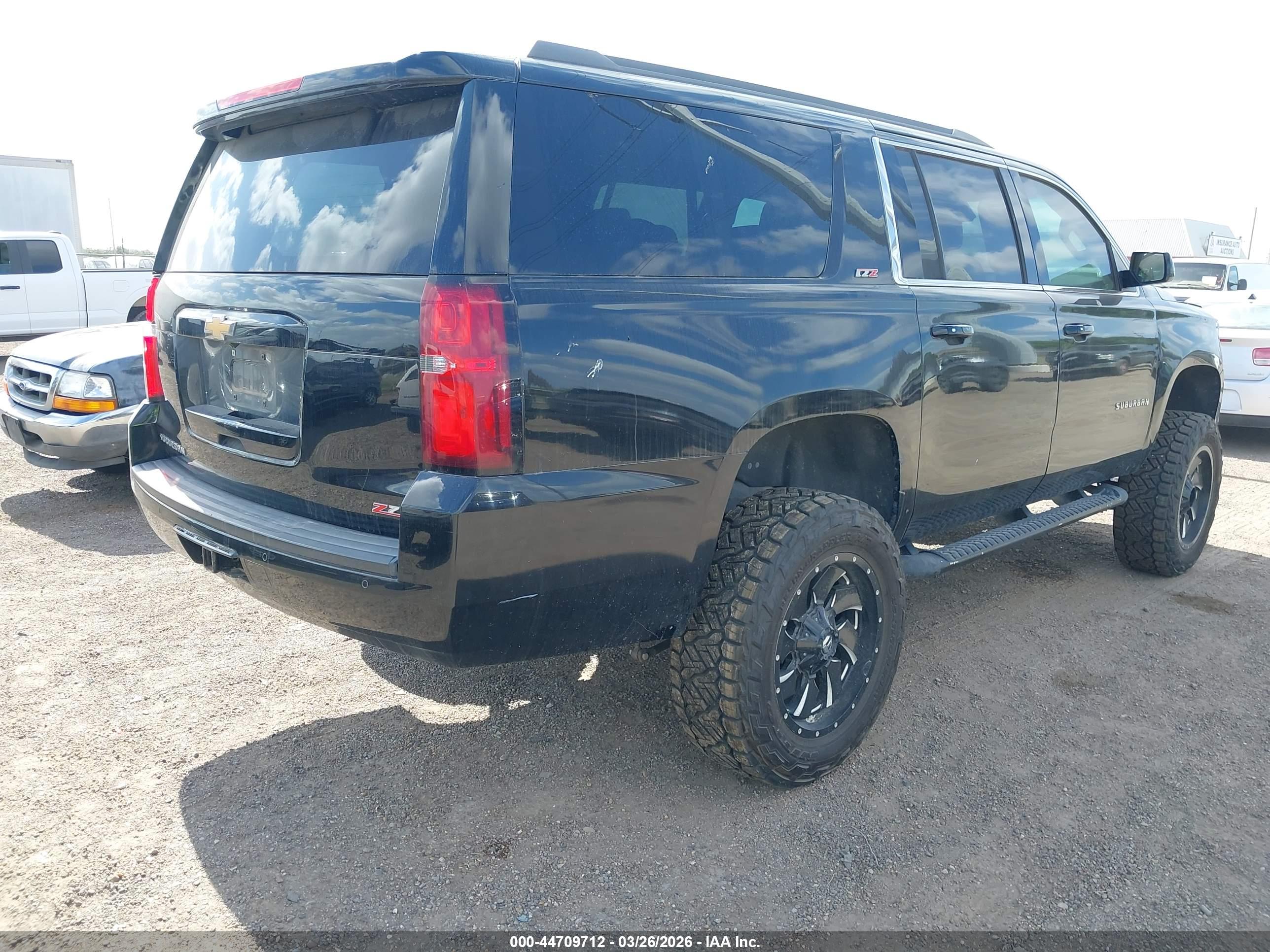 CHEVROLET SUBURBAN image 4