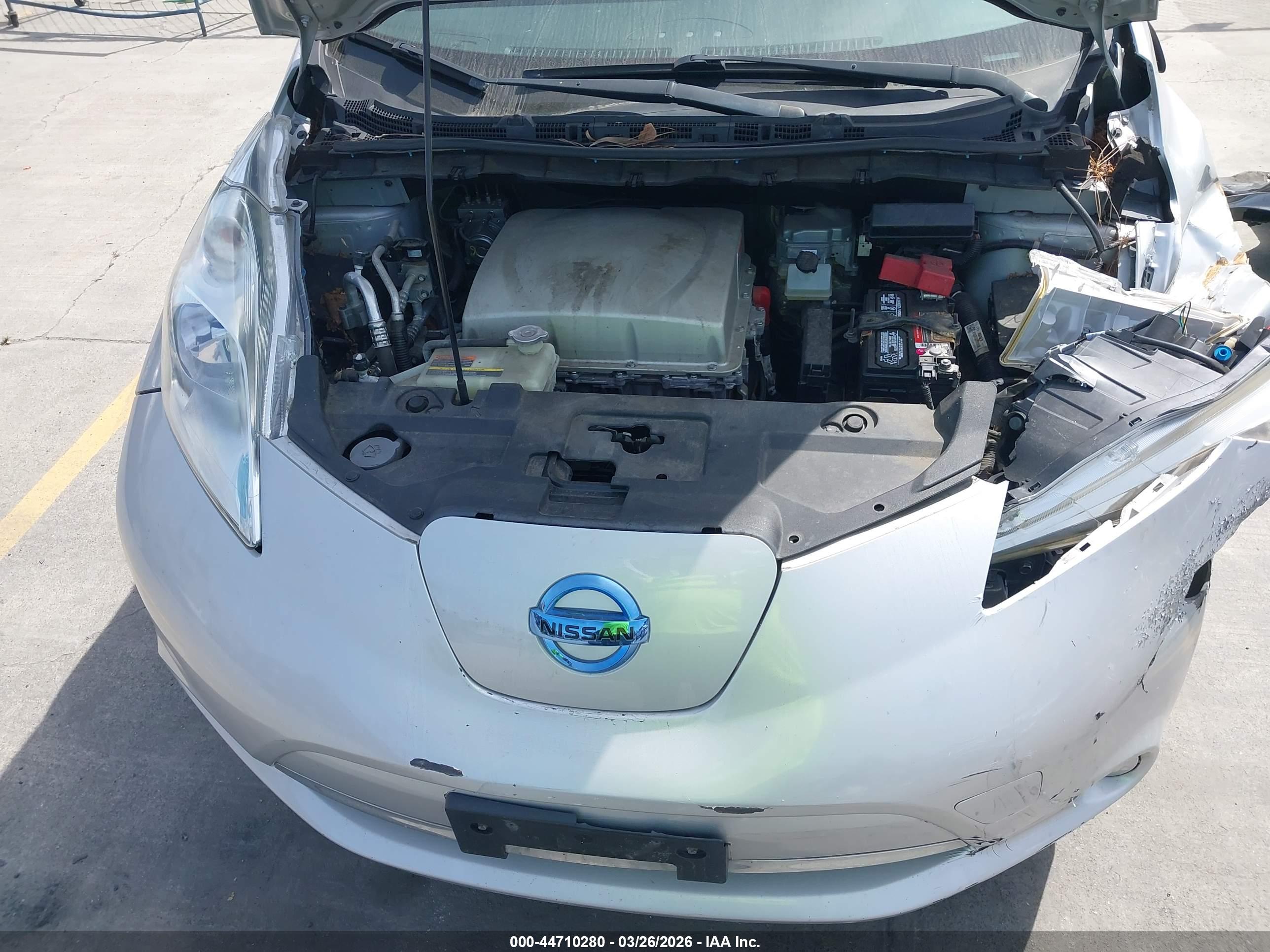 NISSAN LEAF image 10