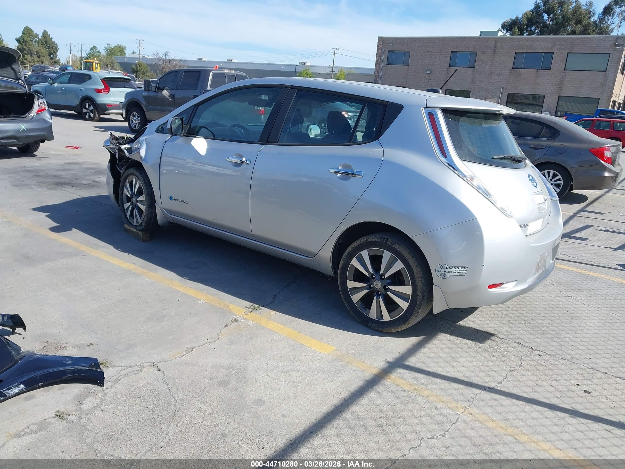 NISSAN LEAF image 3