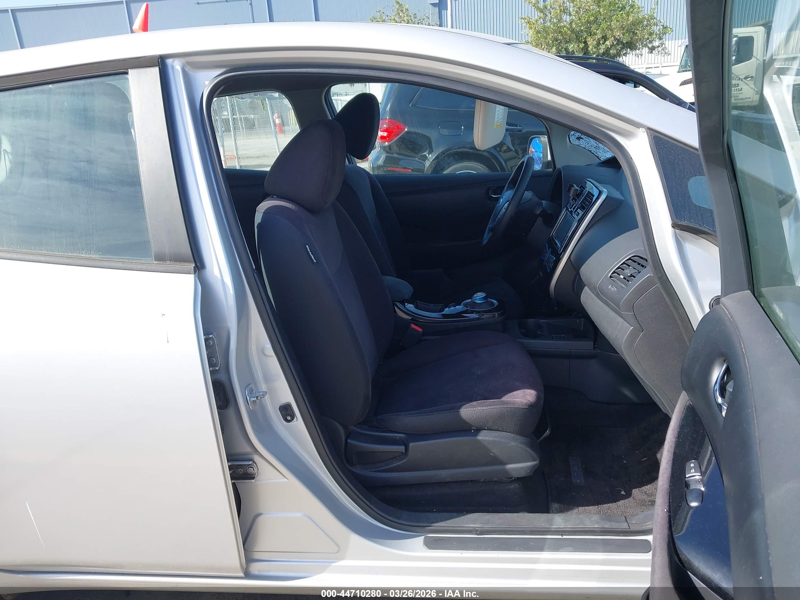 NISSAN LEAF image 5