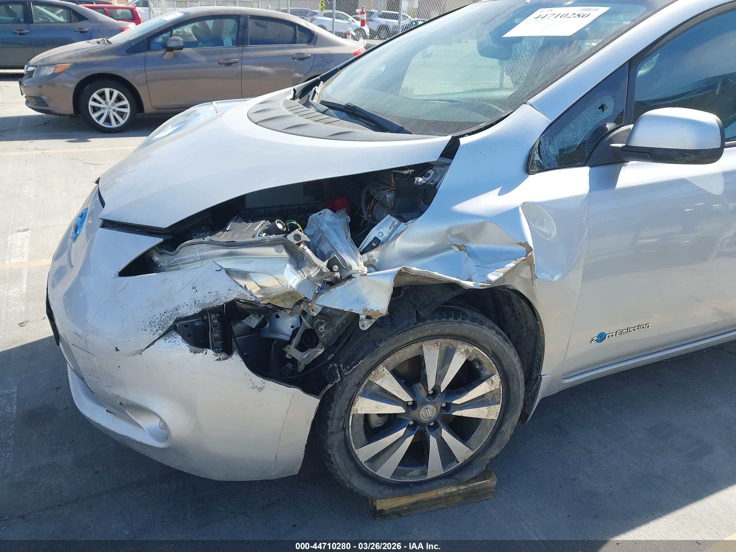 NISSAN LEAF image 6