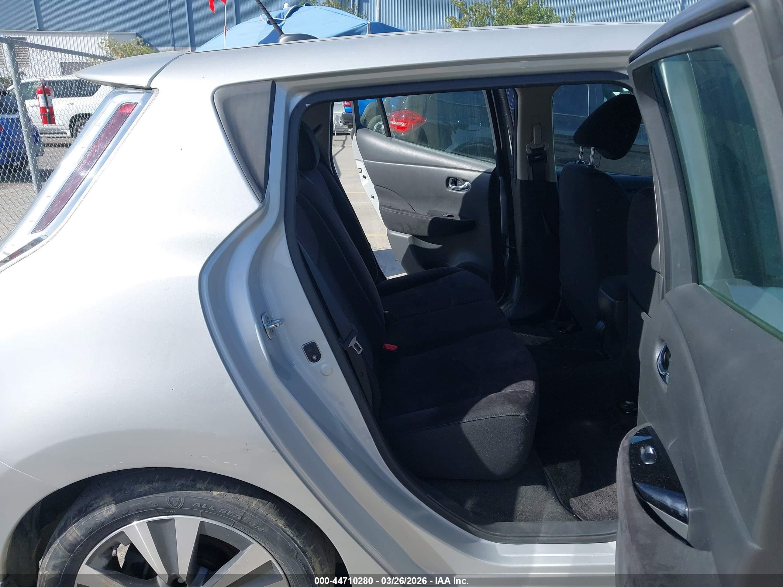 NISSAN LEAF image 8