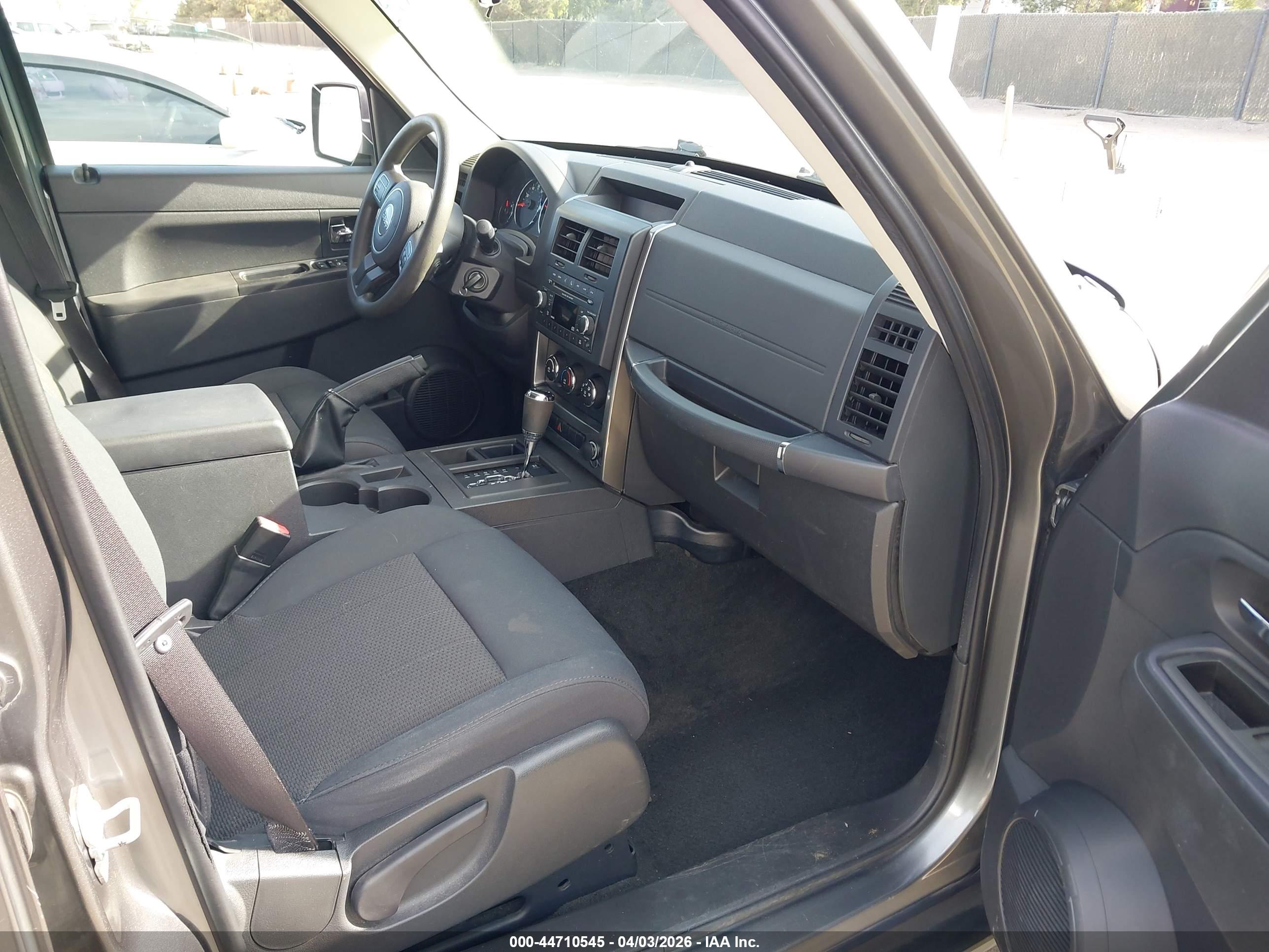 JEEP LIBERTY image 5