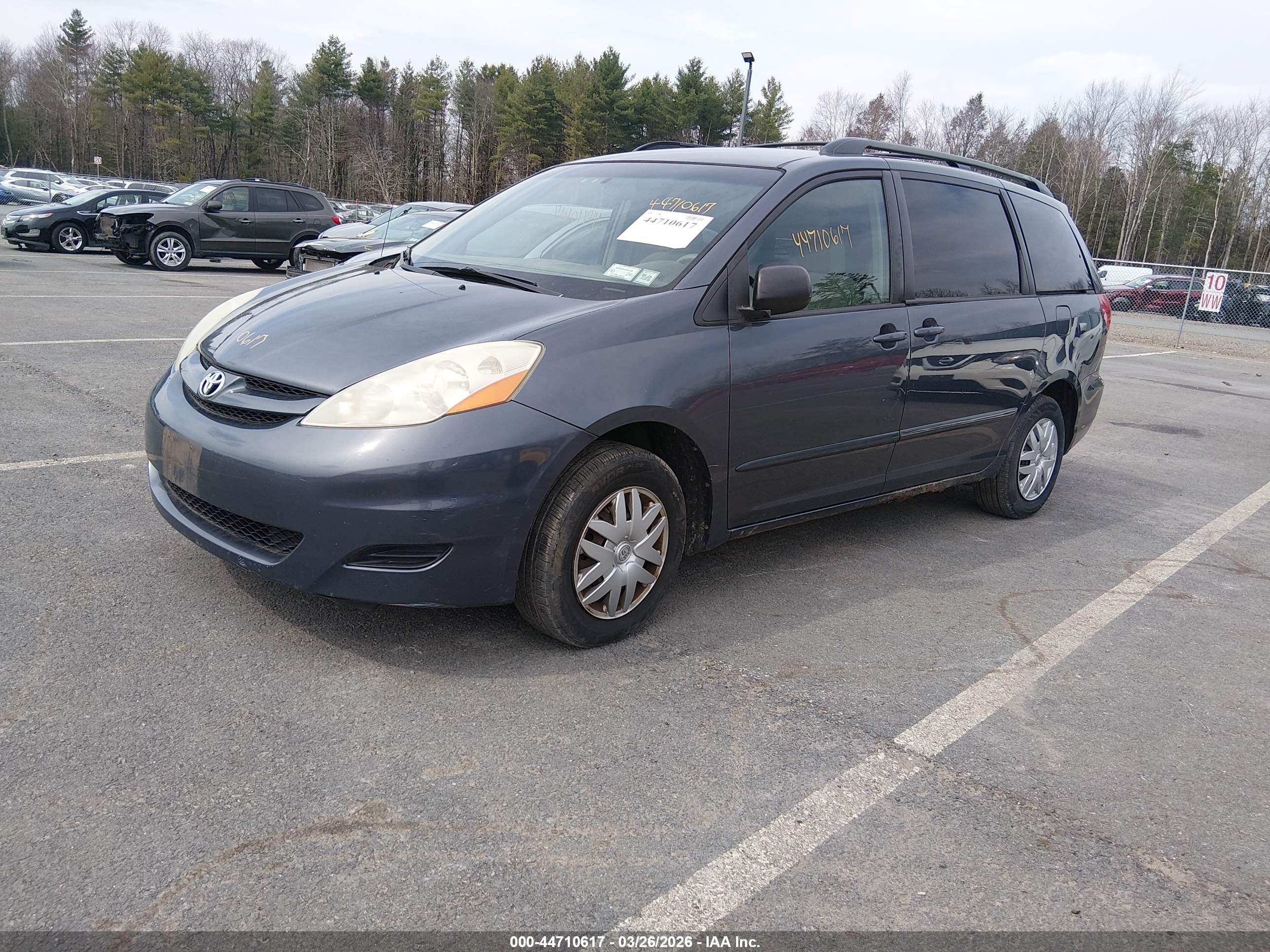 TOYOTA SIENNA image 2