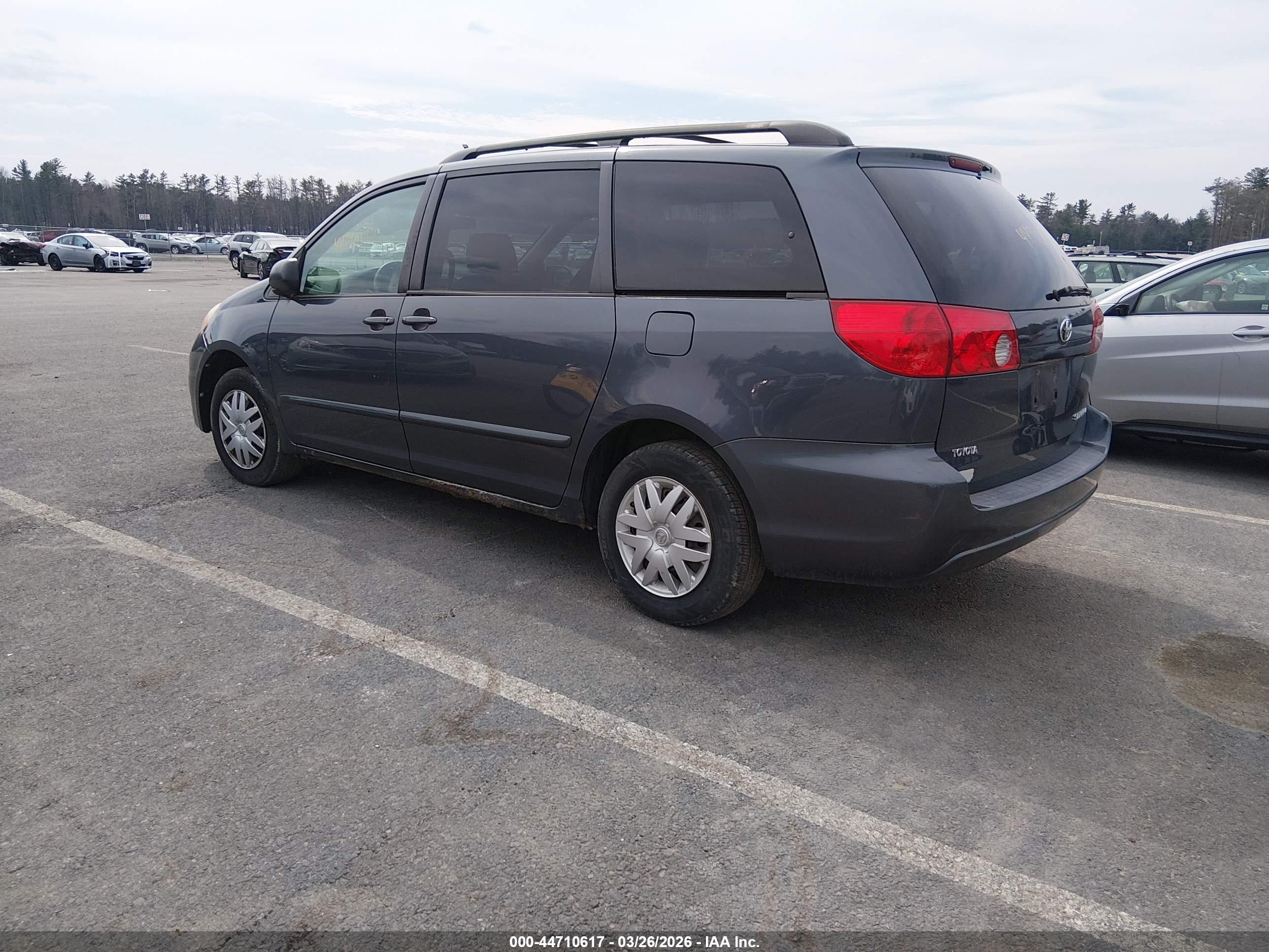 TOYOTA SIENNA image 3