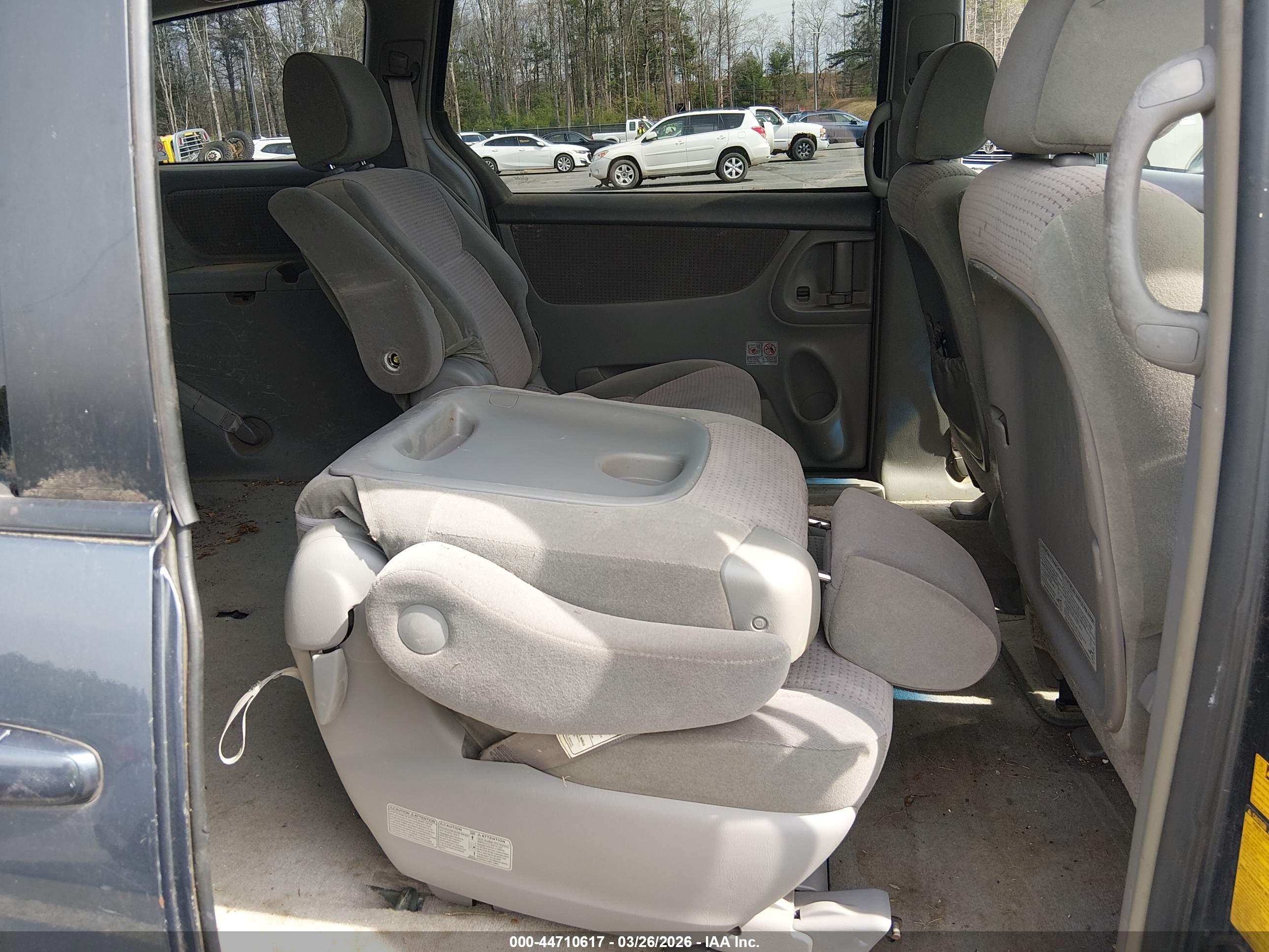 TOYOTA SIENNA image 8